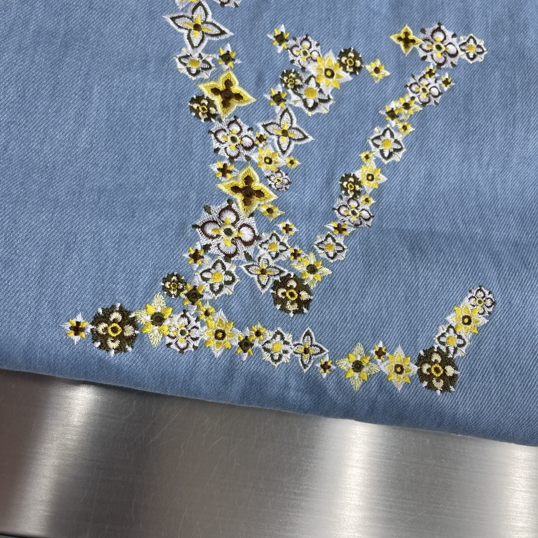 -驴牌 26春夏新款翻领牛仔外套一件自带滤镜的早春单品，水洗蓝调温柔不刺眼，复古中透着清爽，搭配黄色刺绣
