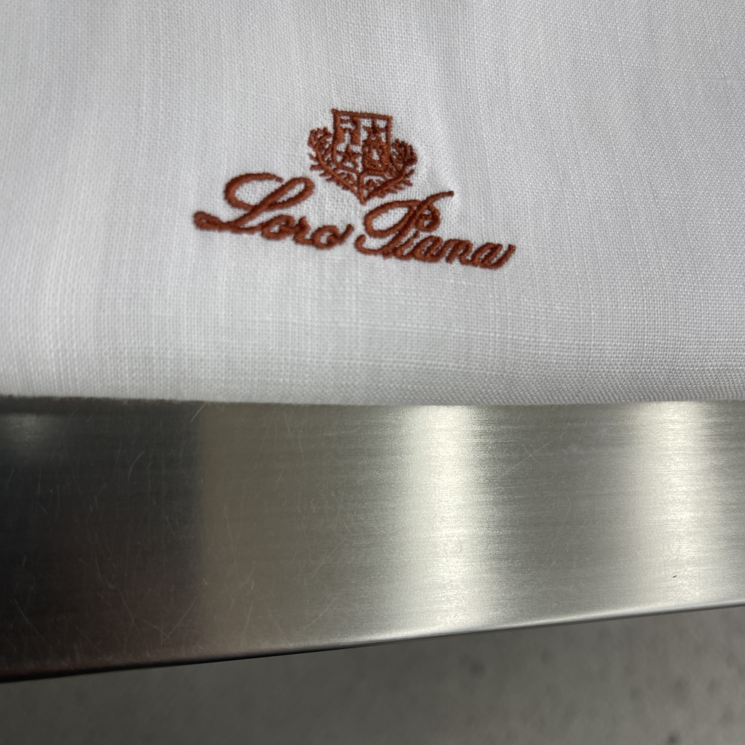 -loro Piana 26SS春夏新款进口亚麻面料纯色翻领衬衣，男士简约logo刺绣标识商务休闲百搭长
