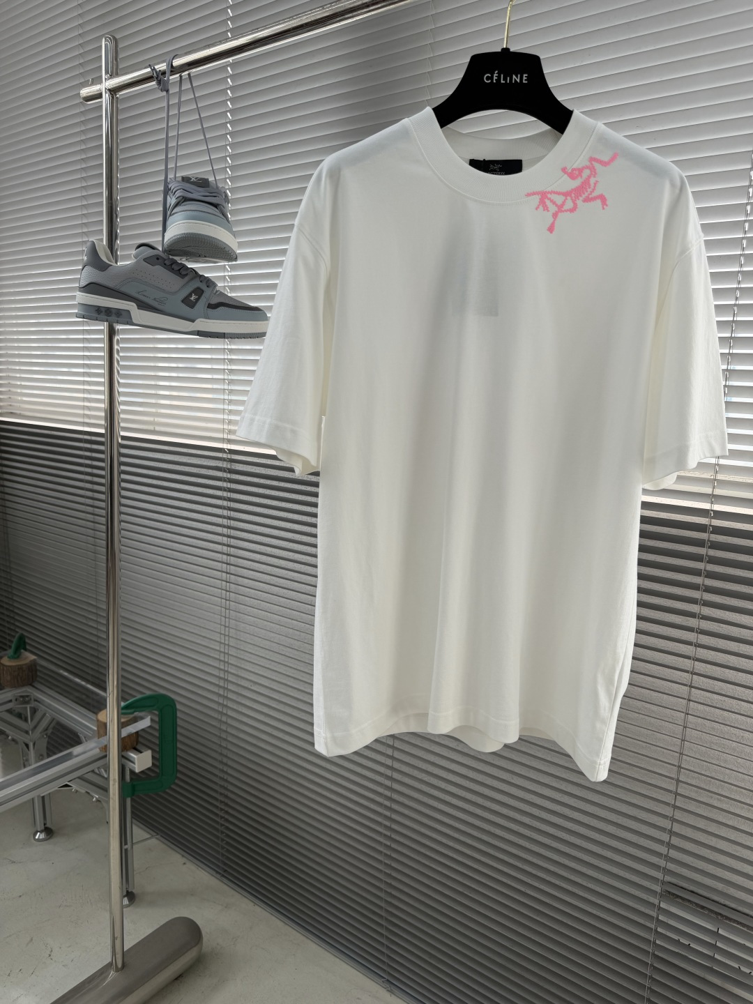 NO:872591,- Niaojia 2026 new high-version high-quality T-shirt Archaeopteryx skeleton + brand logo, low-key and with a sense of luxury, the number of heads turning immediately when walking on the street, the perfect combination of outdoor style and urban trend, one piece can handle all scenes! Size M-3XL,, jil sanderarc'teryx, tees, t-shirt,19860909- 鸟家 2026 新款高版本高质量T恤始祖鸟骨架+品牌标识,低调又自带高级感,走在街上回头率直接爆表,户外风和都市潮感完美拿捏,一件搞定所有场景! 尺码M-3XL,,jil sanderarc'teryx,tees，t-shirt,,Men's clothing
