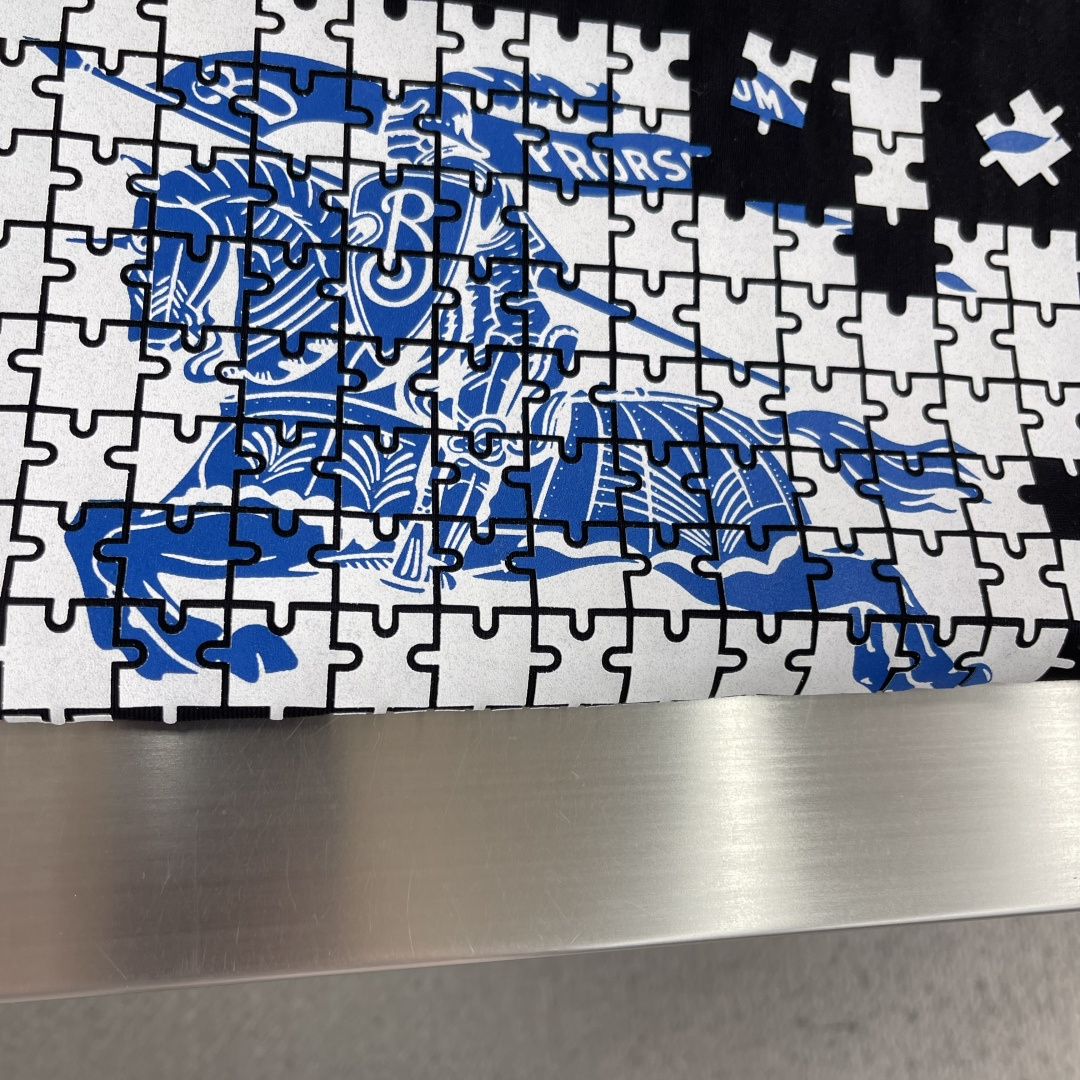 -BBR 骑士标拼图T恤​​！胸前蓝白及咖红骑士标拼图设计超有辨识度，撞色设计.解构风格很吸睛！高克重纯