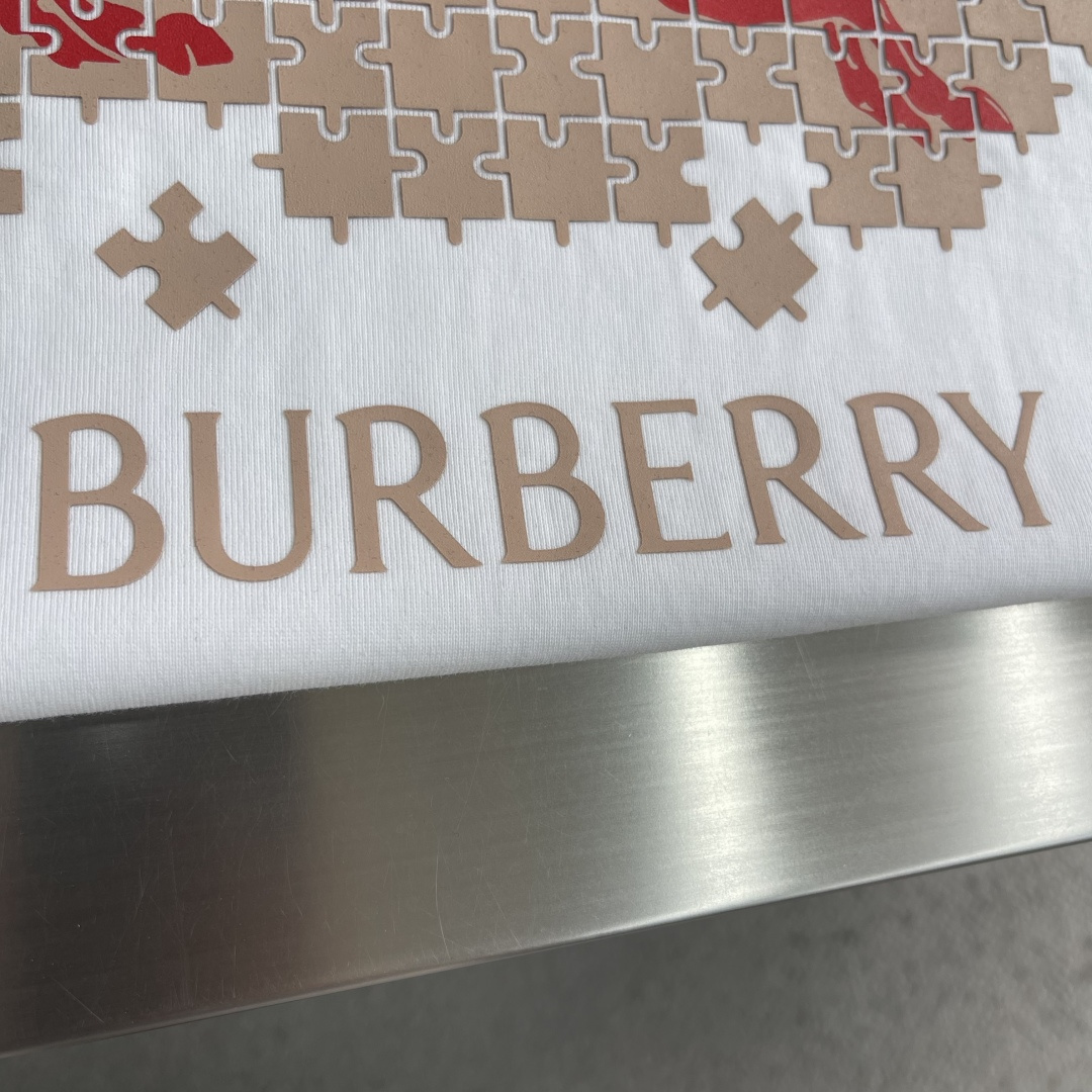 -BBR 骑士标拼图T恤​​！胸前蓝白及咖红骑士标拼图设计超有辨识度，撞色设计.解构风格很吸睛！高克重纯