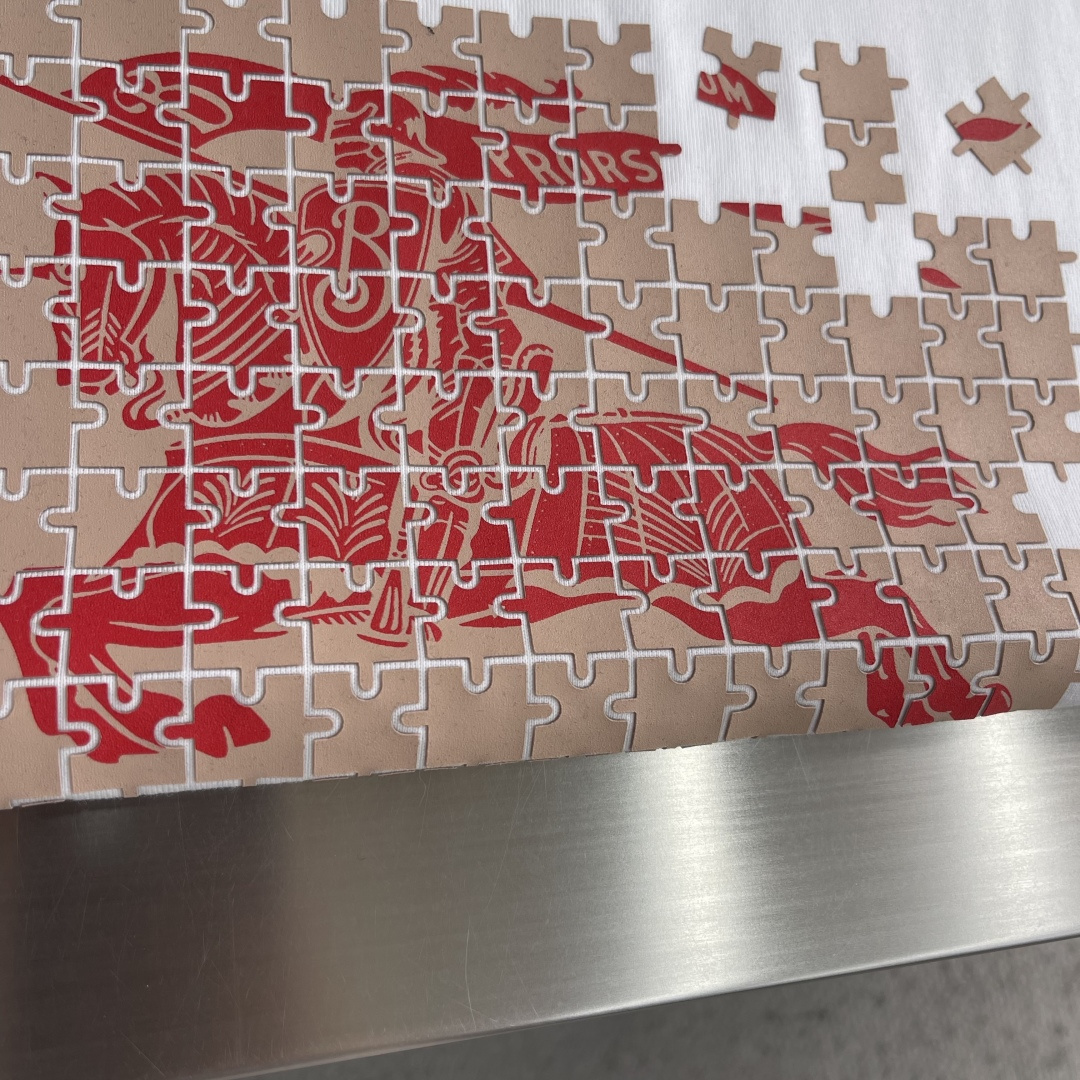 -BBR 骑士标拼图T恤​​！胸前蓝白及咖红骑士标拼图设计超有辨识度，撞色设计.解构风格很吸睛！高克重纯