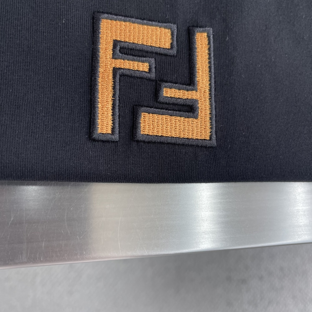 -FEND 26SS FF标志短袖T恤！胸前FF标志超有辨识度，黄色刺绣细节超吸睛!高品质针织面料，柔软