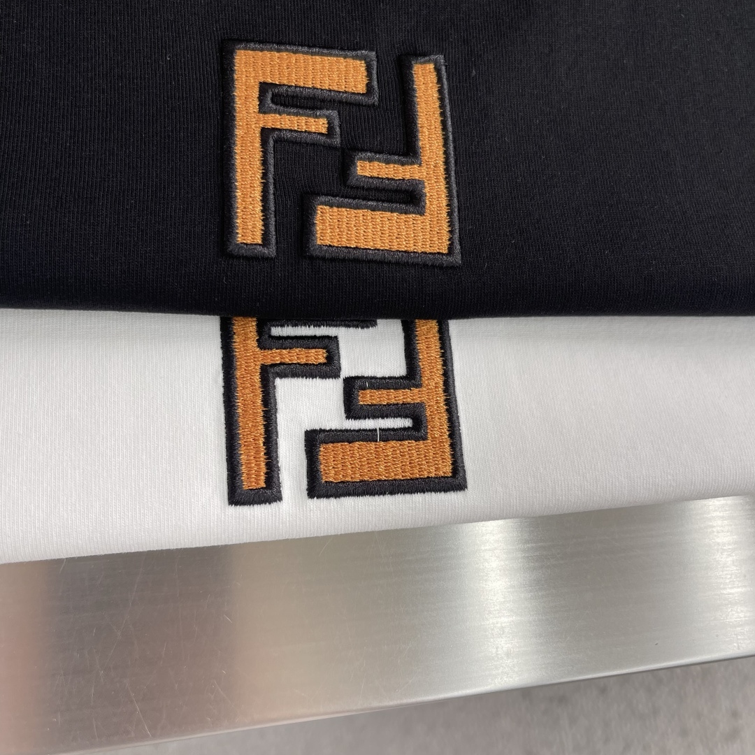 -FEND 26SS FF标志短袖T恤！胸前FF标志超有辨识度，黄色刺绣细节超吸睛!高品质针织面料，柔软