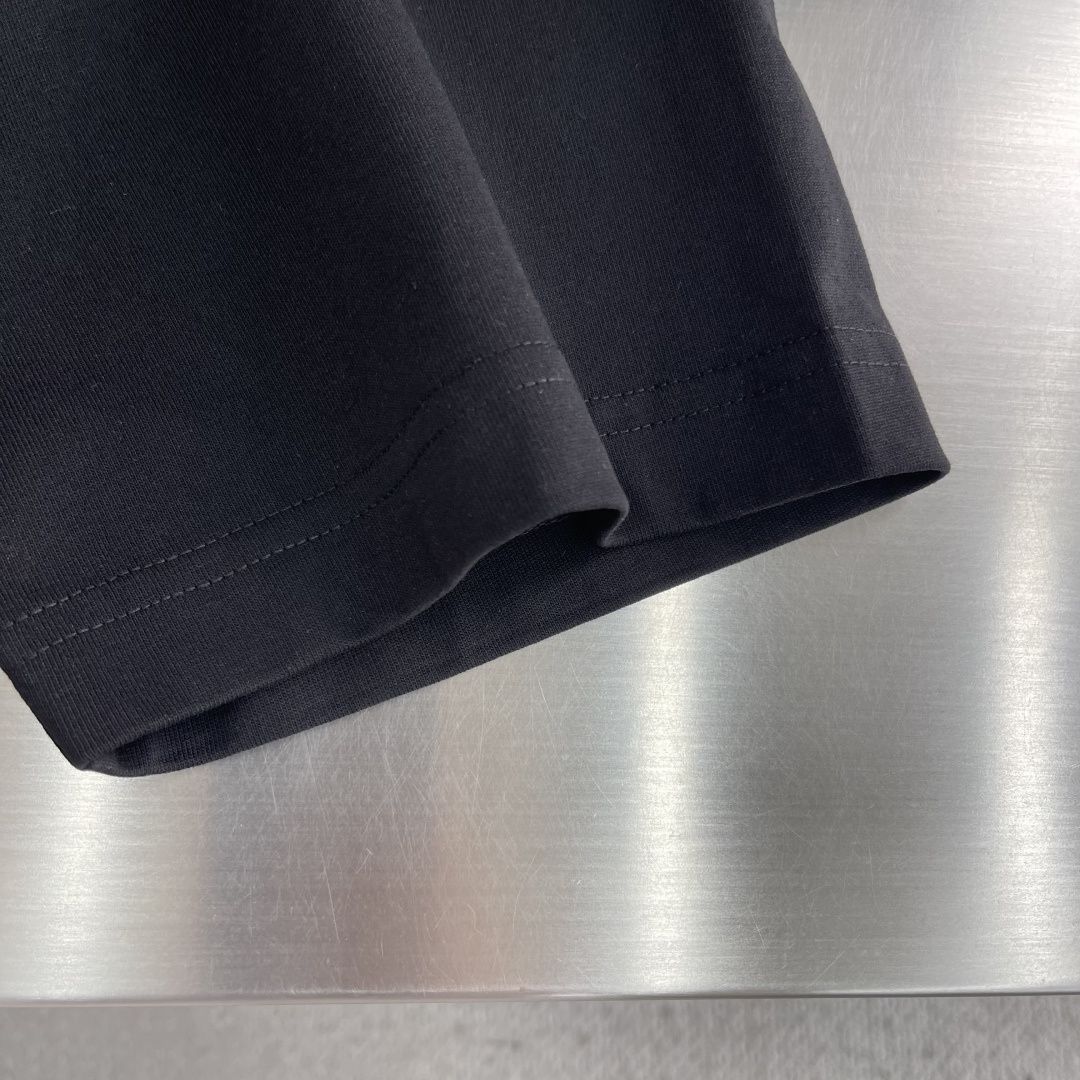 -FEND 26SS FF标志短袖T恤！胸前FF标志超有辨识度，黄色刺绣细节超吸睛!高品质针织面料，柔软