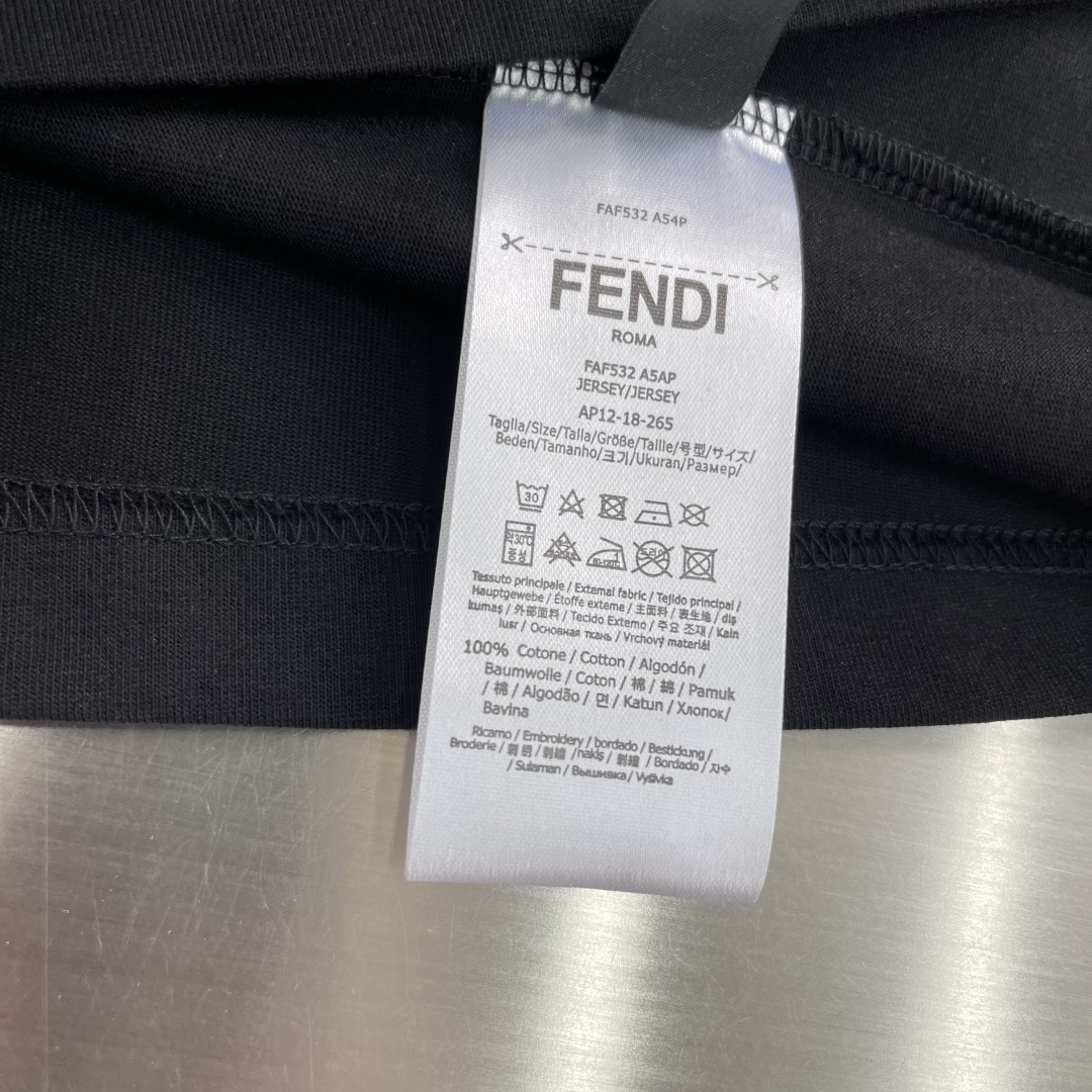 -FEND 26SS FF标志短袖T恤！胸前FF标志超有辨识度，黄色刺绣细节超吸睛!高品质针织面料，柔软