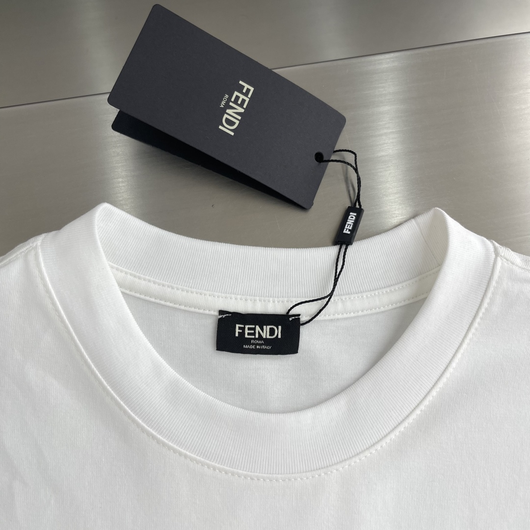 -FEND 26SS FF标志短袖T恤！胸前FF标志超有辨识度，黄色刺绣细节超吸睛!高品质针织面料，柔软