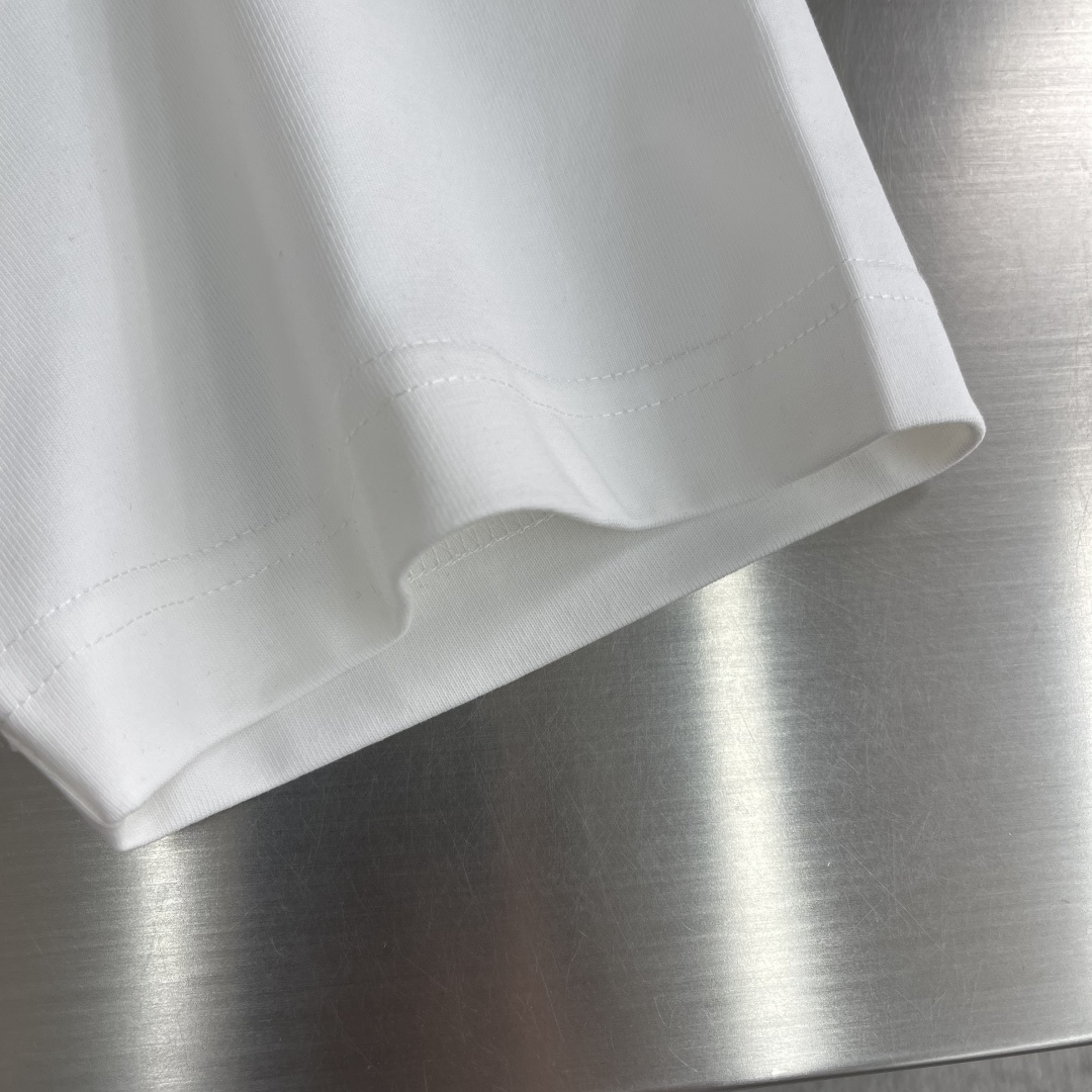 -FEND 26SS FF标志短袖T恤！胸前FF标志超有辨识度，黄色刺绣细节超吸睛!高品质针织面料，柔软