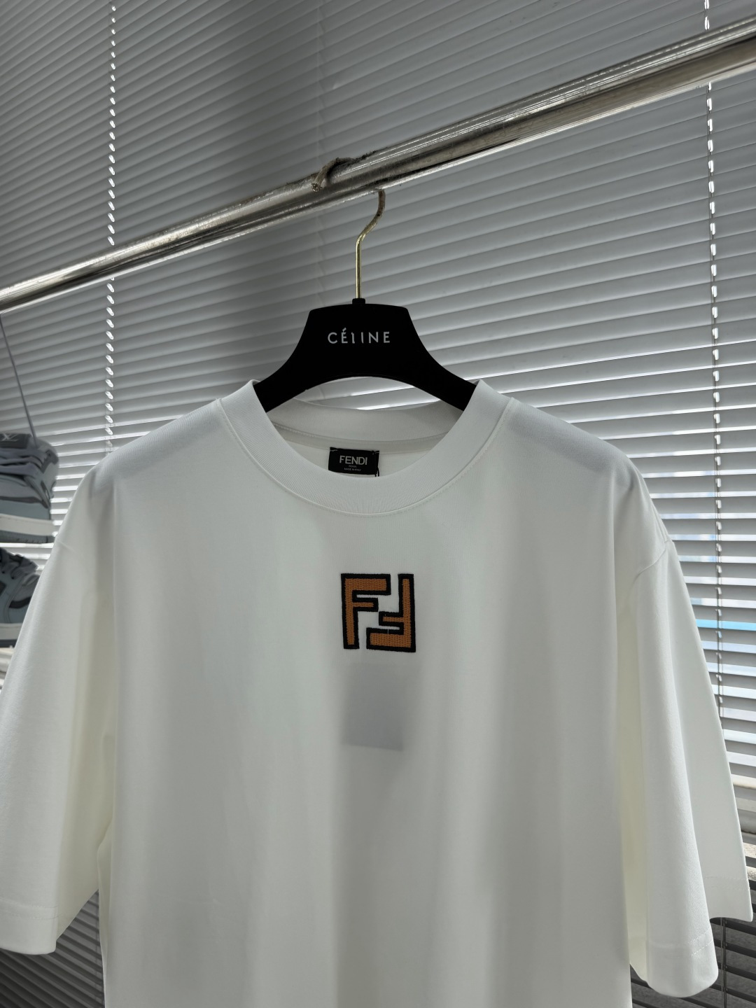 -FEND 26SS FF标志短袖T恤！胸前FF标志超有辨识度，黄色刺绣细节超吸睛!高品质针织面料，柔软