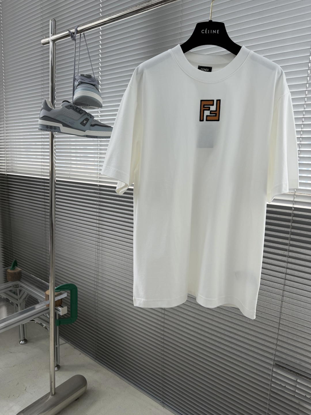 -FEND 26SS FF标志短袖T恤！胸前FF标志超有辨识度，黄色刺绣细节超吸睛!高品质针织面料，柔软