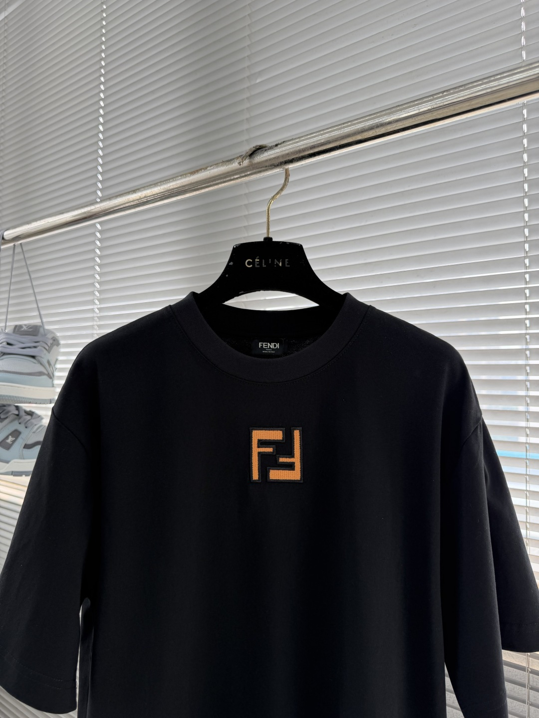 -FEND 26SS FF标志短袖T恤！胸前FF标志超有辨识度，黄色刺绣细节超吸睛!高品质针织面料，柔软