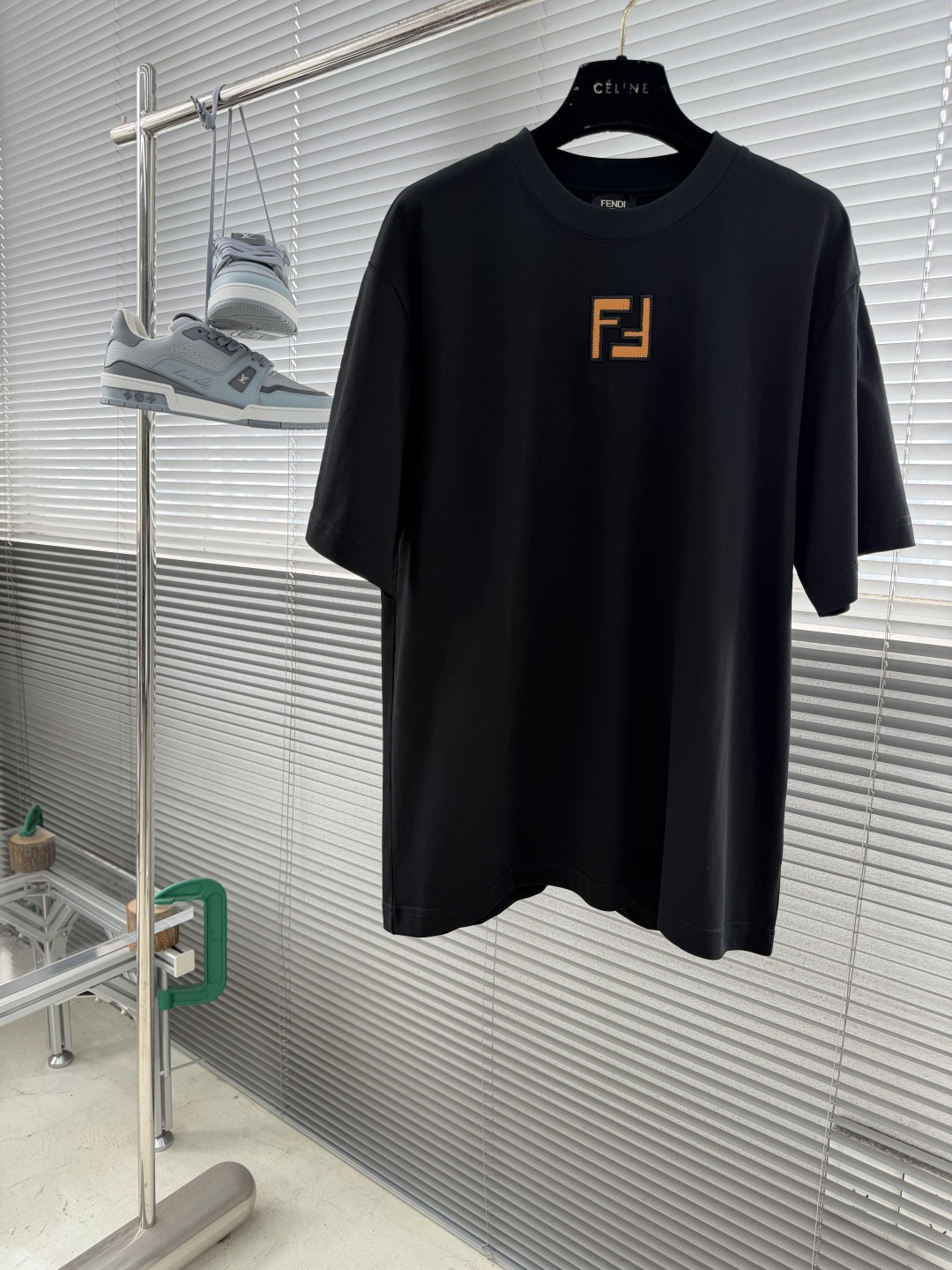-FEND 26SS FF标志短袖T恤！胸前FF标志超有辨识度，黄色刺绣细节超吸睛!高品质针织面料，柔软