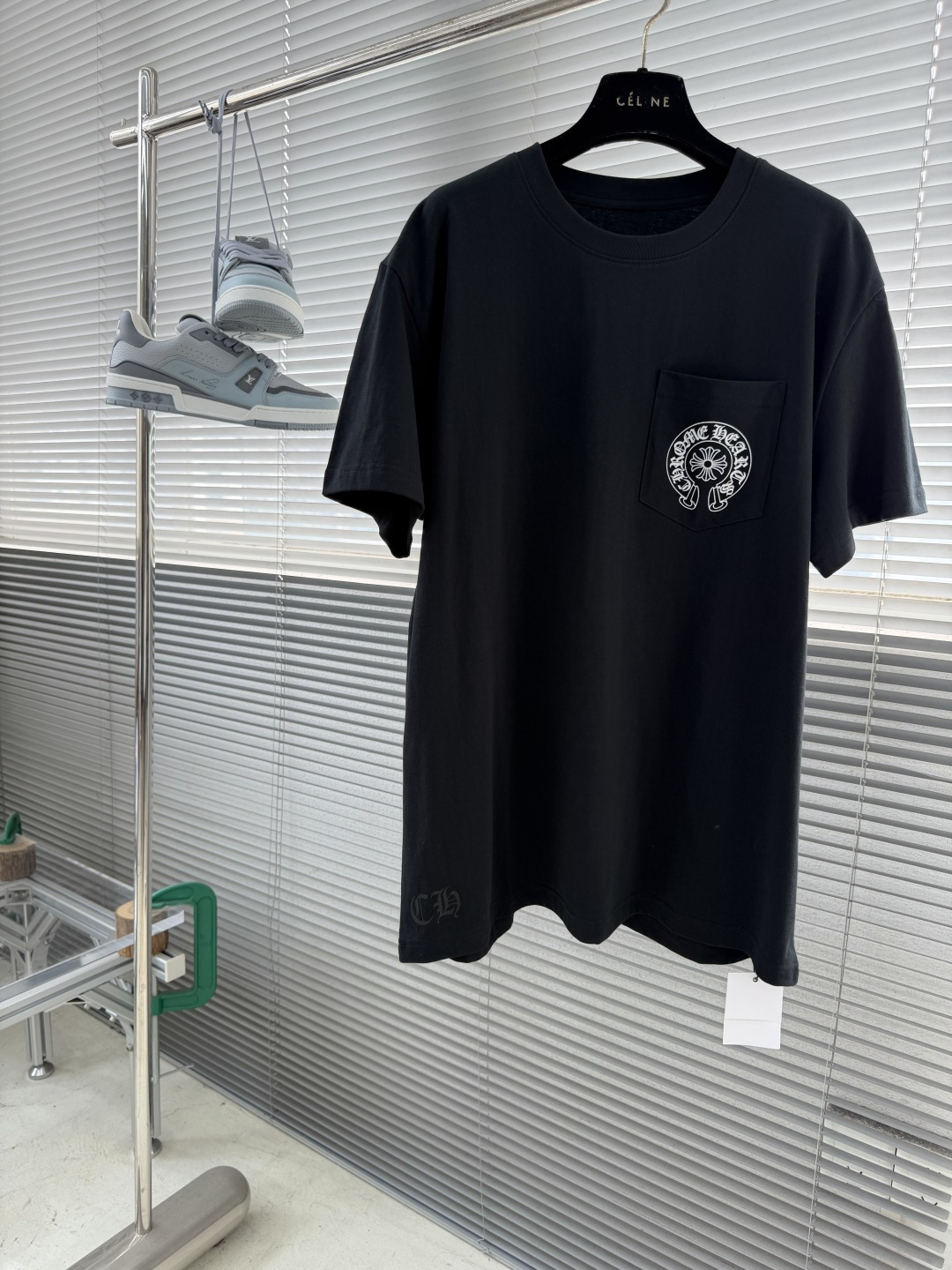 NO:953699,-CH Chrome Hearts 26 Miami Limited Short Sleeve The fabric is made of 26-woven 220g cotton, brushed, and the upper body is skin-friendly. The printing uses high-temperature ink printing technology. Size S M L Size Length Bust Shoulder Width S 7412051.5 M76 12453 L 78 128 54.5,,chrome hearts,T-shirt,19860909-CH 克罗心 26 迈阿密限定短袖 面料采用26织220克全棉材质 磨毛处理 上身亲肤 印花采用高温油墨印花工艺 尺码 S M L 尺码衣长胸围肩宽 S 7412051.5 M76 12453 L 78 128 54.5,,chrome hearts,T-shirt,,Men's clothing