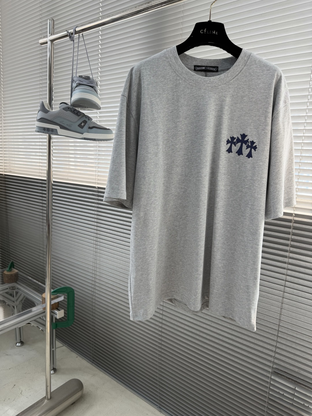 NO:917095,/1 piece 1/2 piece (gray M, L) -CH Chrome Hearts Cross flocking printed round neck short-sleeved T-shirt. Fabric is high-definition, ultra-heavy weight, 100% cotton, double-yarn compact Xinjiang cotton. Clean cloth surface, clear cloth texture, tight feel, high color fastness, no shape change, no discoloration, custom hardware, thread, accessories, plate alignment, same style for men and women, size S-XXL,,chrome hearts,T-shirt,tees,t-shirt,19860909/1件 1/2件（灰色M、L） -CH 克罗心 十字架植绒印花圆领短袖T恤 面料高定超重磅全棉双纱紧密新疆棉 布面干净 布纹清晰 手感紧致 色牢度高 不变型 不变色 定制五金 螺纹 辅料 对版对位 男女同款 尺码S-XXL,,chrome hearts,T-shirt,tees，t-shirt,,Men's clothing