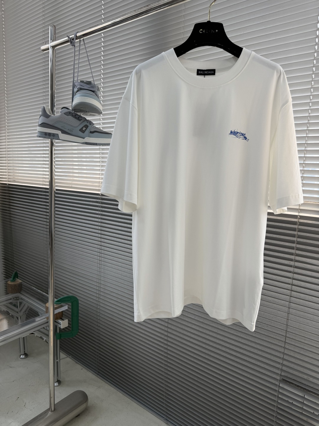 NO:917089,/1 piece 1/2 piece (white M XXL) -Balenciag Dissolved Coke short-sleeved T-shirt is made of 300 grams of Xinjiang cotton ice-feel Solona fabric. This fabric uses Xinjiang cotton as the main component. It is processed by Solona technology to make the fabric bring a cool touch when worn in summer. Ready-made clothes are generally washed. If you like higher versions, you can choose them. Ready-made clothes are three-dimensional and stylish. OS tailoring can cover the flesh and make you feel slumped.  Whether it is daily wear or casual occasions, you can easily control it and show your personal charm. Popular styles recommended by Xiaohongshu. The upper body of major Internet celebrities has a super good fit. Same style for men and women. Sizes S-XXL, balenciaga, T-shirt, tees, t-shirt,19860909/1件 1/2件（白色M XXL） -Balenciag 溶解可乐短袖T恤 采用300克新疆棉冰感索罗娜面料,这种面料采用了新疆棉作为主要成分,通过索罗娜科技处理,使得面料在夏季穿着时能带来冰凉的触感,成衣普洗 喜欢高版本的可以首选 成衣立体有型OS剪裁 遮肉拉垮感满满 无论是日常穿搭还是休闲场合,都能轻松驾驭,展现个性魅力,小红书推荐的爆款 各大网红上身 版型超级的好. 男女同款 尺码S-XXL,,balenciaga,T-shirt,tees，t-shirt,,Men's clothing