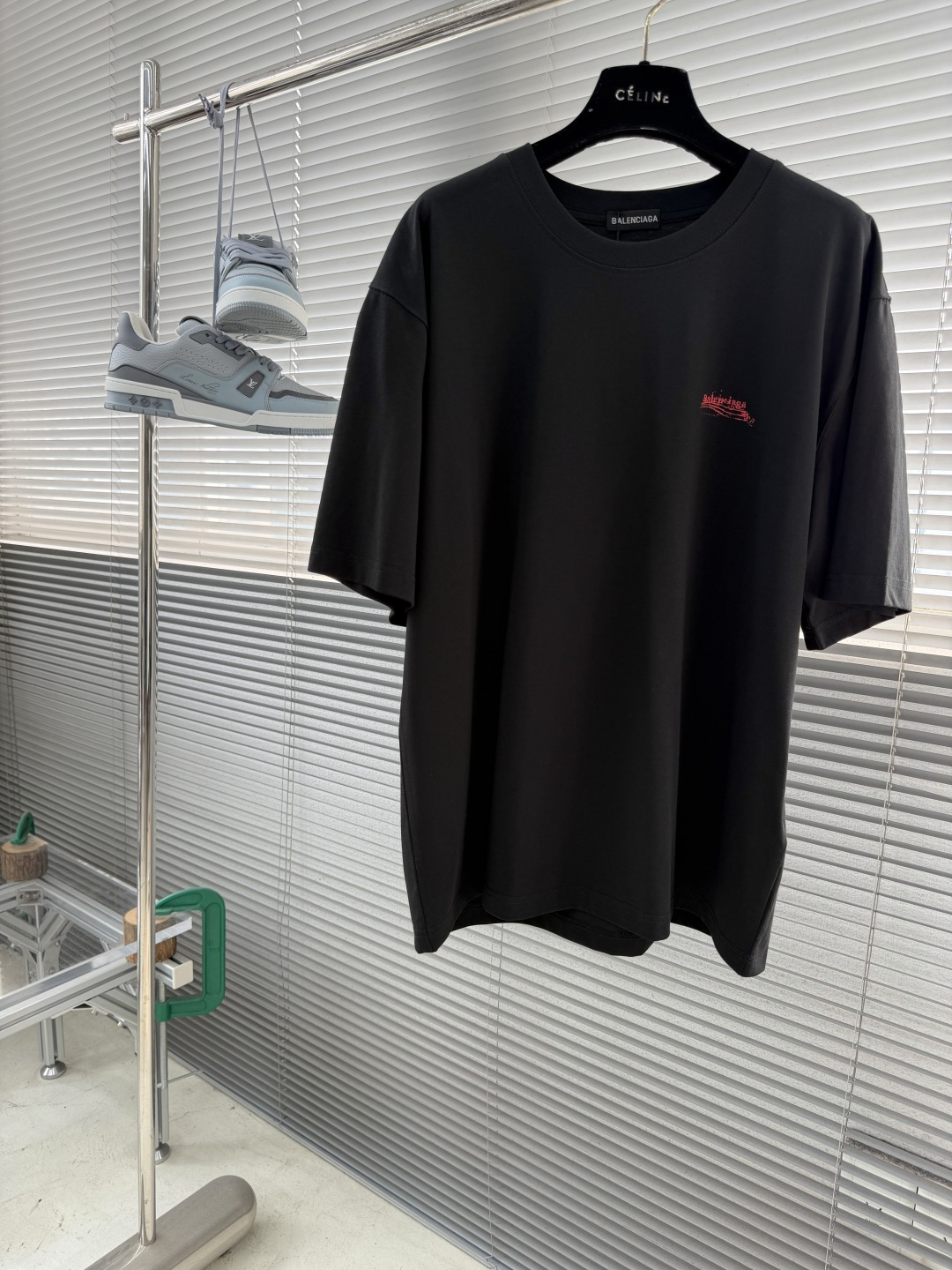NO:917086,/1 piece 1/2 piece (all sizes black) -Balenciag Dissolved Coca-Cola short-sleeved T-shirt is made of 300 grams of Xinjiang cotton ice-feel Solona fabric. This fabric uses Xinjiang cotton as the main component. It is processed by Solona technology to make the fabric bring a cool touch when worn in summer. Ready-made clothes are generally washed. Those who like high-end versions can choose it. Ready-made clothes are three-dimensional and stylish OS tailoring, which covers the flesh and makes you feel slumped.  Whether it is daily wear or casual occasions, you can easily control it and show your personal charm. Popular styles recommended by Xiaohongshu. The upper body of major Internet celebrities has a super good fit. Same style for men and women. Sizes S-XXL, balenciaga, T-shirt, tees, t-shirt,19860909/1件 1/2件（黑色齐码） -Balenciag 溶解可乐短袖T恤 采用300克新疆棉冰感索罗娜面料,这种面料采用了新疆棉作为主要成分,通过索罗娜科技处理,使得面料在夏季穿着时能带来冰凉的触感,成衣普洗 喜欢高版本的可以首选 成衣立体有型OS剪裁 遮肉拉垮感满满 无论是日常穿搭还是休闲场合,都能轻松驾驭,展现个性魅力,小红书推荐的爆款 各大网红上身 版型超级的好. 男女同款 尺码S-XXL,,balenciaga,T-shirt,tees，t-shirt,,Men's clothing