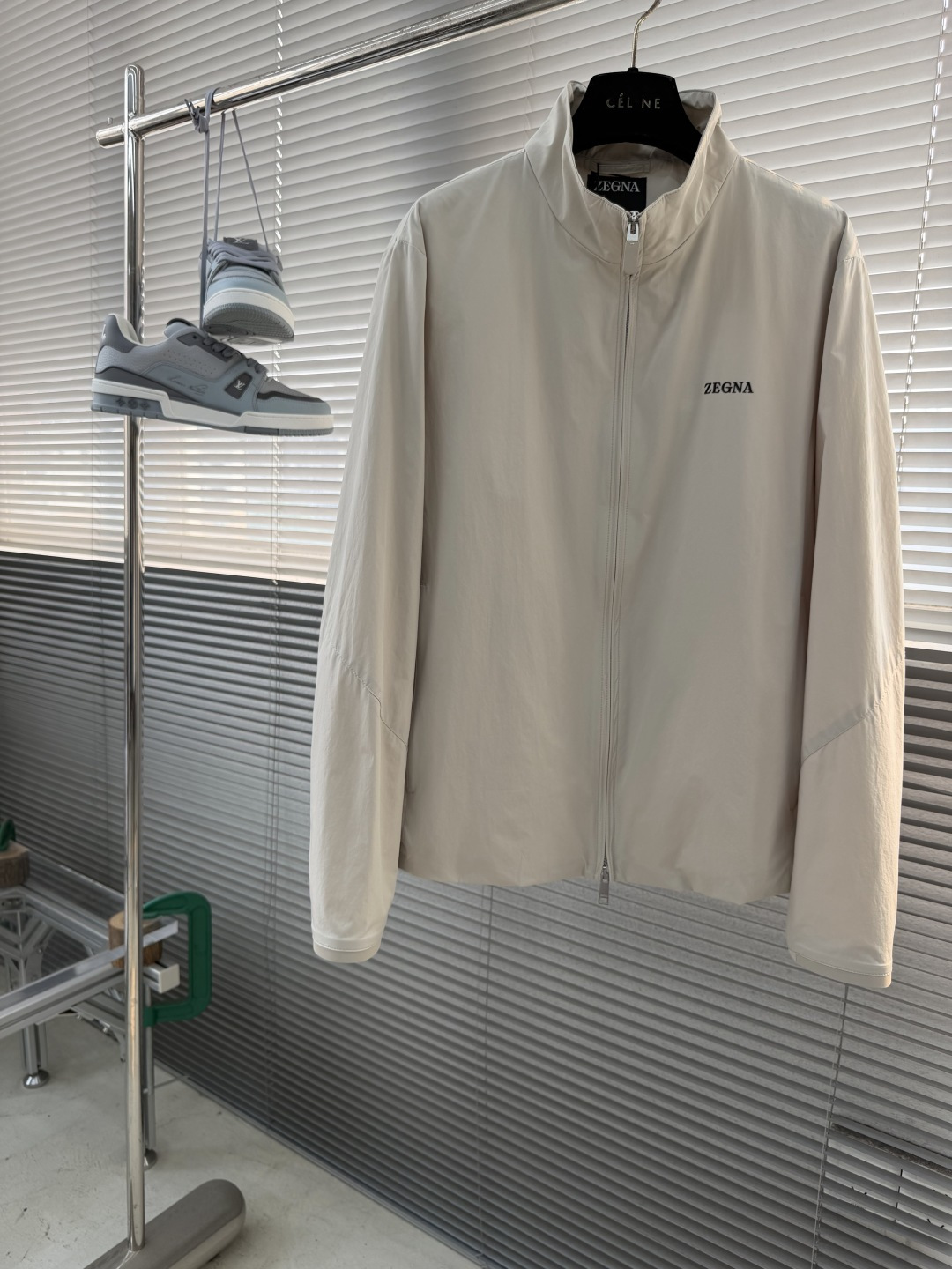 NO:935521,-Z Zegn 2026 popular stand-up collar jacket. This jacket adopts a stand-up collar long-sleeved design and a neat small stand-up collar shape to modify the neck line and create a capable aura. The overall design is symmetrical and has no redundant decoration. It is in line with Zegna's 'low-key luxury' brand tone and is visually clean and advanced.  This jacket is soft and delicate, skin-friendly and not sweaty. It can be worn in all seasons. The fabric is not easy to deform and maintains its shape after long-term wear. The sewn leather strip pockets on both sides of the front are easy to access and prevent items from slipping. The Zegna letters are hot-glued on the front, and the cuffs, hems and pockets are spliced with leather strips as design embellishments. The tailoring and splicing and fabrics highlight the high-end feel, in line with Zegna's low-key luxury brand tone. Size 48 50 52 54 56 (M-3XL),,zegna,jackets  & coats,19860909-Z Zegn 2026爆款立领外套 这款外套采用立领长袖设计,利落的小立领造型,修饰颈部线条、打造干练气场.整体采用对称式设计,无多余冗余装饰,符合杰尼亚“低调奢华”的品牌调性,视觉上干净高级. 这款外套柔软细腻,亲肤不闷汗,四季可穿,面料不易变形,长期穿着保持版型.正面两侧的缝制皮条口袋,取物方便,又能防止物品滑落.正面杰尼亚字母烫胶,袖口,下摆和口袋拼接皮条作为设计点缀.剪裁拼接与面料凸显高级感,符合杰尼亚低调奢华的品牌调性. 码数48 50 52 54 56（M-3XL）,,zegna,jackets & coats,,Men's clothing
