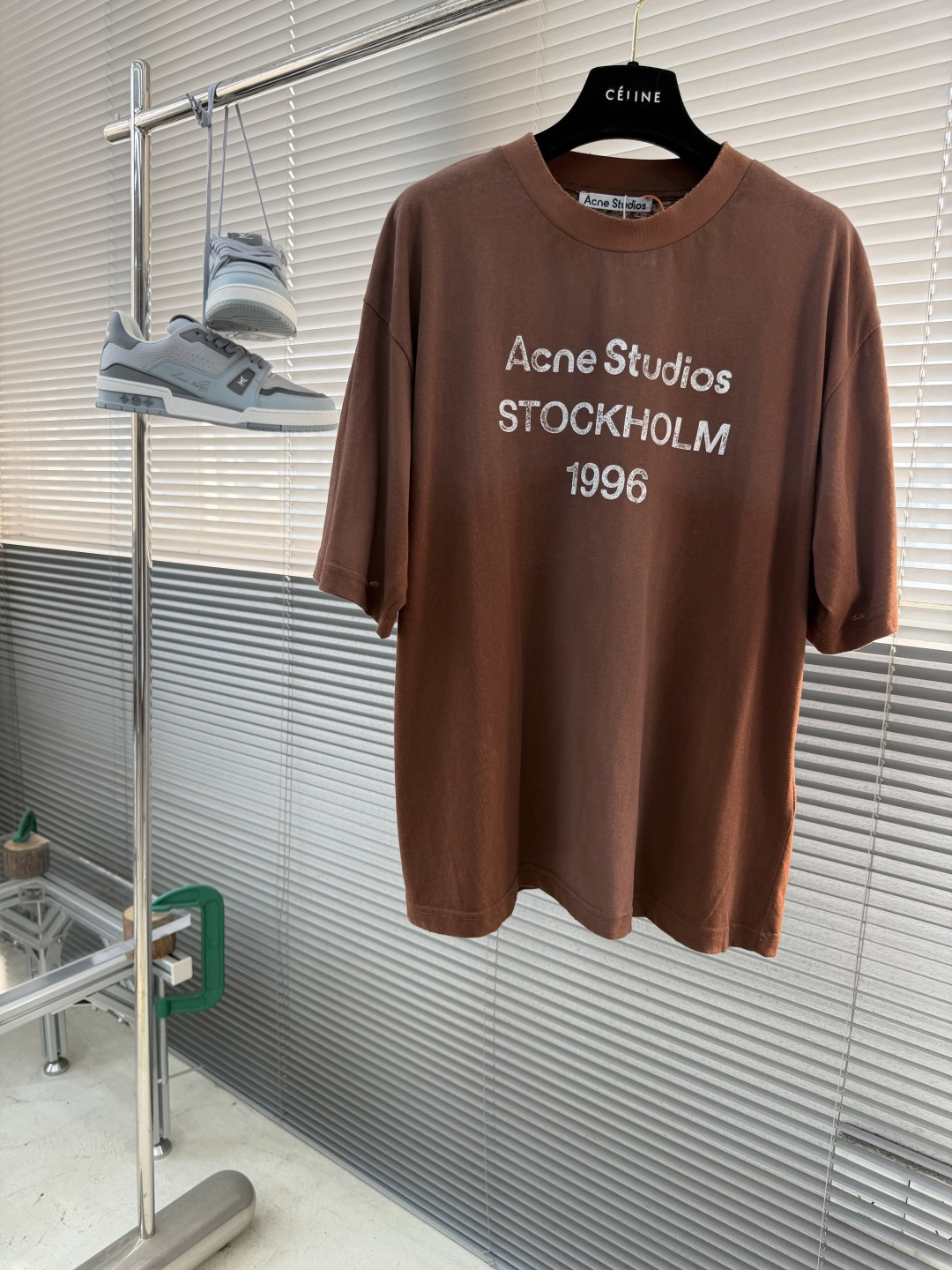 NO:870360,-Acne Studios spray-painted distressed logo short-sleeves. Customized cloud velvet ski-like cotton. Smooth drape. Delicate and breathable. Chocolate brown lightly opens the curtain. Quiet and romantic. It has a sense of oppressive luxury. The Acne Studios 1996 logo pattern is embellished on the chest. The uneven depth of the letter strokes is like a mark engraved by the years. It is sublimated by the imperfection of spray-painting and distressing to form a visual collision between softness and strength. Needless to say, the design speaks for itself.  Let the clothes become an extension of the wearer's personality. Use glue printing. The chest printing has been modified three times with the film screen. Use glue liquid paint to print the pattern on the fabric. Bake the fabric to fix the printed pattern. Gradient distressing spray process. By spraying dyes of different colors on the fabric surface, the clothes can show rich color changes under different lights to increase the visual layering. Many parts of the clothing are worn by purely manual regular positioning. Manual brushing marks. Add texture and depth to the surface of the clothing to imitate the texture of natural wear and tear.  The fabrics have been fermented and washed for a better hand feel. Not easy to deform, not easy to shrink, not easy to fade, and maintain long-term beauty. Size S M L19860909-Acne Studios 喷绘做旧徽标短袖 定制云绒爽滑雪感棉 垂感爽滑 细腻透气 巧克力棕轻启帷幕 静谧而浪漫 自带的压迫性高级感 Acne Studios 1996 徽标图案点缀于胸前 字母笔触的深浅不均 宛如岁月镌刻的印记 加以喷绘做旧的不完美感为升华 形成柔与刚的视觉碰撞 无需多言 设计自会说话 让衣服成为穿者个性的延伸 采用胶浆印花 胸前印花经过三次菲林网板修改 使用胶浆液体涂料在织物上打印图案 烘烤织物以固定印刷图案 渐变做旧喷马骝工艺 通过在织物表面喷洒不同颜色的染料 实现衣物在不同光线下呈现出丰富的色彩变化 增加视觉层次感 衣身多处皆由纯人工规律性定位磨破 手工刷痕 在衣物表面增加纹理和深度感 以模仿自然磨损的质感 面料都经过酵洗 手感质感更佳 不易变形 不易缩水 不易褪色 保持长久的美观 尺码 S M L XL 衣长68707274 胸围 112 116 120 124 肩宽51.5 53 54.5 56,,acne studios,dior,T-shirt,,Men's clothing