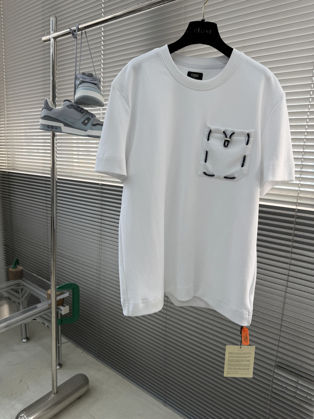 NO:917432,-FEND Ribbon pocket short sleeves Customized light-tracing air cotton Soft to the touch Comfortable against the skin Hiding an invisible luxury in minimalist white Decorated with blue FEND* ribbon drawstring patch pockets on the chest Minimalist luxury The edge in the details FF embroidery on the back collar The secret ritual of haute couture Interpretation of true luxury It’s not about announcing to the world, it’s about handing a silent business card to those who understand. The chest pockets and patch pockets are all purely artificial three-dimensional positioning.  Carry out heat-pressing and shaping treatment on the pocket cloth. Open the zipper bag after medium ironing and heat-pressing treatment. Finely measure the spacing. The size is consistent with the original version. Use imported machine embroidery technology. Use advanced computer control system and precision mechanical components to realize Fend* embroidery operation. High precision. The lines are smooth and delicate. The fabrics have been fermented and washed. The hand feel and texture are better. Not easy to deform. Not easy to shrink. Not easy to fade. Maintain long-term beauty. Size S M L XL Length 71.5 73  74.5 76 Shoulder width 4748.5 50 51.5 Chest 112 116 120,,fendi,T-shirt,19860909-FEND 缎带口袋短袖 定制溯光空气棉 手感柔软 舒适贴肤 用极简白藏一场看不见的奢华 胸前饰有蓝色FEND*缎带拉绳小贴袋 极简中的奢华 细节里的锋芒 后领绣有FF刺绣 高级定制的隐秘仪式 诠释真正的高级 不是向全世界宣告 是给懂的人递一张无声的名片 胸前口袋贴袋皆纯纯人工三维定位 在口袋布上进行热压定型处理 经中烫、热压处理后开设拉链袋 精细测量间距 大小与原版一致 采用进口机刺绣工艺 使用先进的计算机控制系统和精密的机械部件 实现Fend*刺绣作业 精度高 线条流畅而细腻 面料都经过酵洗 手感质感更佳 不易变形 不易缩水 不易褪色 保持长久的美观 尺码 S M L XL 衣长71.5 73 74.5 76 肩宽 4748.5 50 51.5 胸围 112 116 120,,fendi,T-shirt,,Men's clothing