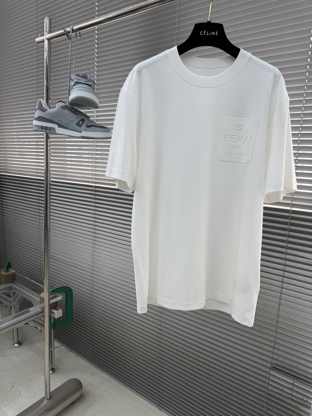 NO:917107,/1 piece 1/2 piece (all sizes) -FEND 2026 spring and summer series round neck T-shirt. Buy it if you have extremely high requirements for fabric control!  !  !  A must-have classic style for your wardrobe. Logo embellishment on the chest. High-quality hemming design. It can be worn alone or as an inner layer. It is a round neck short-sleeved T-shirt that is very skin-friendly. Slightly loose tailoring. The knitted collar that is not easy to fit fits the neck slightly. It is fashionable and more textured. The fabric is made of high-count cloud cotton. The ingredients are a blend of long-staple cotton blended modal and spandex. The reasonable ratio makes the overall feel and skin-friendly effect achieve a good feeling.  It is skin-friendly and breathable, and has a good stiffness, making it comfortable to wear and showing high quality at the same time!  Size M-5XL,,fendi,T-shirt,tees,t-shirt,19860909/1件 1/2件（齐码） -FEND 2026春夏系列圆领T恤. 对面料控有极高要求的 买它！！！ 衣橱必备经典款式 胸口标志logo点缀 品质包边设计 不管单穿还是内搭都能穿出时尚感 JI好亲肤感的一款圆领短袖T恤衫 略微宽松的剪裁 不易版型的针织领口微微贴合颈部 时尚的同时更显质感 面料采用高支云朵棉的材质 成分是长绒棉混纺莫代尔与氨纶的混纺 合理的配比 让整体的手感与亲肤效果达到JI好感受 亲肤透气 又有很好的挺括感 让穿着舒适的同时 很显品质质感！ 尺码M-5XL,,fendi,T-shirt,tees，t-shirt,,Men's clothing