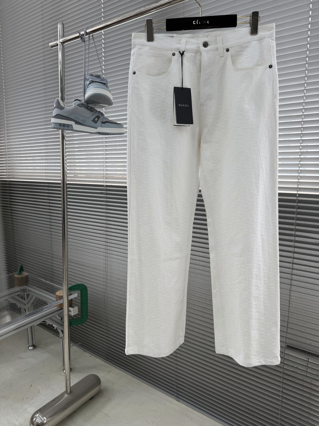 NO:914303,Tops and trousers - GUCC 26ss new model from the La Famiglia series, interpreting the brand's design elements with distinctive personality and aesthetic attitude. These trousers are made of washed certified GG cotton denim jacquard fabric. Size S. M. L.19860909上衣 长裤 -GUCC 26ss新款 出自La Famiglia系列,以鲜明个性与美学态度诠释品牌设计元素.这款长裤采用水洗认证GG棉牛仔提花布料呈现. 码数S. M. L. XL 裤长 106107 109 腰围84889296 坐围 102106 110 114,,gucci,,Men's clothing