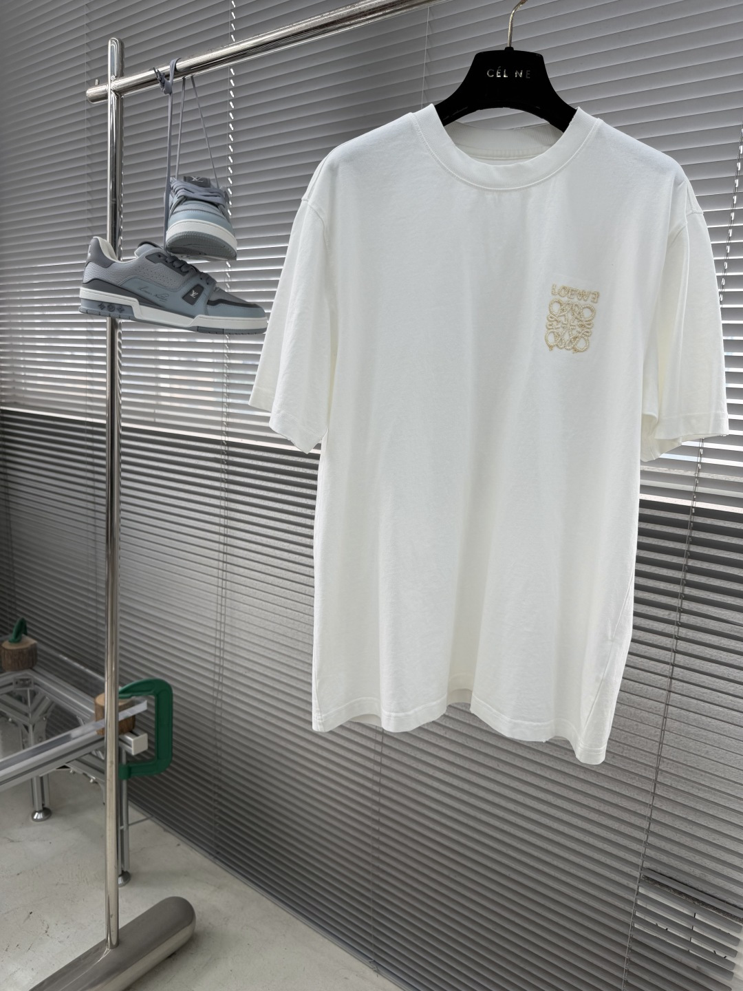 NO:917081,/1 piece 1/2 pieces (all sizes) - LOEW 2026 Spring and Summer heavy industry contrast color three-dimensional embroidery micro wide round neck short-sleeved T-shirt. Contrast color logo embellishment on the front and back. Presented by embroidery. Imported Behringer embroidery machine embroidery. Old master with more than ten years of plate making. Every stitch is very delicate. Look at the details. The pattern is rich in color. Three-dimensional and stylish. It makes the overall upper body feel more textured. Slightly wide tailoring. The neckline slightly fits the neck and the upper body is more fashionable.  The fabric is made of long-staple cotton, which is skin-friendly, breathable and has a nice crisp feel!  Size M-5XL,,loewe,T-shirt,tees,t-shirt,19860909/1件 1/2件（齐码） -LOEW 2026春夏重工撞色立体刺绣微阔圆领短袖T恤衫 前后撞色标志点缀 以刺绣来呈现 进口百灵达绣花机刺绣.十几年的老师傅 制版 一针一线非常精致 看细节 图案 色彩丰富 立体有型 让整体的上身感更显质感 微阔的剪裁 领口微微贴合颈部 上身更显时尚感 面料采用长绒棉的材质 亲肤 透气 又有很好的挺括感！ 尺码M-5XL,,loewe,T-shirt,tees，t-shirt,,Men's clothing