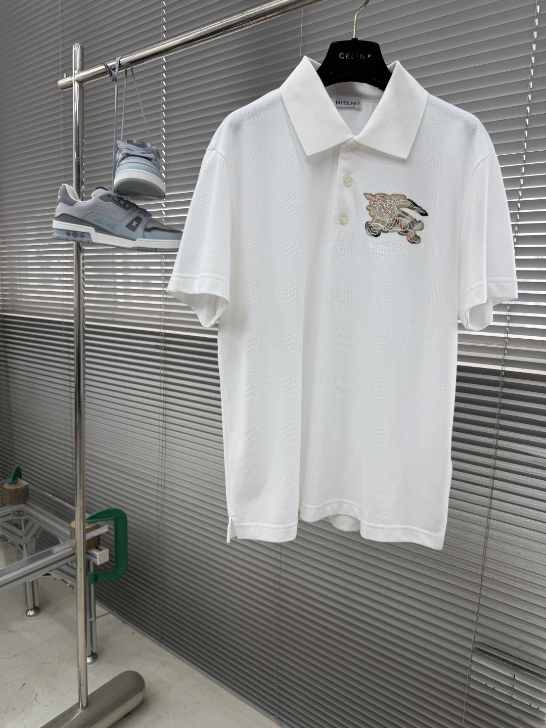 NO:904936,Polo shirt/1 piece (all sizes) -BBR war horse appliqué embroidered POLO shirt is made of a precise blend of 48 cotton + 52 polyester fiber, with a classic pique mesh knitted structure. It is a high-end fabric that takes into account natural skin-friendly and synthetic fiber properties.  .Cotton fiber provides the skin-friendly feel, moisture absorption and breathability of natural cotton, retains the soft texture of cotton, and avoids the sweating and itching problems of pure polyester fabrics; polyester fiber gives the fabric super wrinkle resistance, stiffness, abrasion resistance and quick-drying properties, solving the pain points of pure cotton being easy to wrinkle, deform, and difficult to care for; the bead structure further enhances the three-dimensionality, and the surface presents a regular concave and convex mesh shape, which structurally strengthens the breathability performance.  Customized plaid fabric, accurately cutting the outline of the war horse, using Tajima Machine's exclusive close-copy seaming process, using polyester embroidery thread of the same color, dual processes of flat stitch + outline embroidery, and high-density stitching of 15 stitches per centimeter to completely eliminate warping and seams. The patch and the garment are perfectly integrated, with smooth edges and no burrs, accurately outlining the shape of the war horse knight.  Muscle lines, reins, spears and other details are embroidered with the 'PRORSUM' logo at the same time. The stitching is tight and layered, and it has a three-dimensional relief when touched. Each stitch demonstrates the level of craftsmanship. The letters are embroidered with low-density flat stitches of the same color to create a looming dark pattern effect, which is low-key and unobtrusive. At the same time, the stitching is even and the lines are smooth.  The collar body is woven by a computerized flat knitting machine. The woven collar lines are strong and sharp, with exactly the same thickness and density. It has a 'skinny' feel after folding, which is visually very energetic and not soft. Size SMLXL Size Clothing length Bust Shoulder width S67 48 M 68.5 11449 L705019860909polo衫/1件（齐码） -BBR 战马贴布绣POLO衫 采用48棉+52聚酯纤维的精准混纺,搭配经典珠地网眼针织结构,兼顾天然亲肤与合成纤维性能的高端面料 .棉纤维提供天然棉的亲肤感、吸湿透气性,保留棉的柔软质感,避免纯涤面料的闷汗、刺痒问题；聚酯纤维赋予面料超强的抗皱性、挺括度、耐磨度与速干性,解决纯棉易皱、易变形、难打理的痛点；珠地结构进一步提升立体度,表面呈现规则的凹凸网眼状,从结构上强化了透气性能. 定制格纹面料,精准裁剪战马轮廓,通过田岛机专属密拷锁边工艺,采用同色系涤纶绣线,以平针绣+轮廓绣双重工艺,以每厘米15针的高密度针脚封边,彻底杜绝翘边、开线,贴布与衣片完美融合,边缘平滑无毛刺,精准勾勒战马骑士的肌肉线条、缰绳、长矛等细节,同步绣制「PRORSUM」标识,针脚紧密、层次分明,触摸时自带立体浮雕感,每一针都彰显工艺水准.字母采用低密度同色系平针绣,打造若隐若现的暗纹效果,低调不张扬,同时针脚均匀、线条流畅. 领身通过电脑横机织造,织出的领型线条硬朗锐利,厚度、密度完全一致,翻折后自带“骨感”,视觉上非常显精神,不软塌. 码数SMLXL 尺码衣长胸围肩宽 S67  48 M 68.5 11449 L7050 XL 71.5122 51,,,Men's clothing