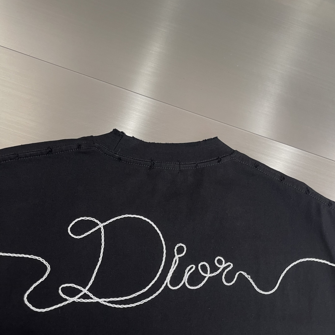 -Dio 2026SS春夏新品，经典刺绣T恤，奢潮必备！甄选400克重磅精梳棉，软糯垂坠🌾、透气亲肤，做