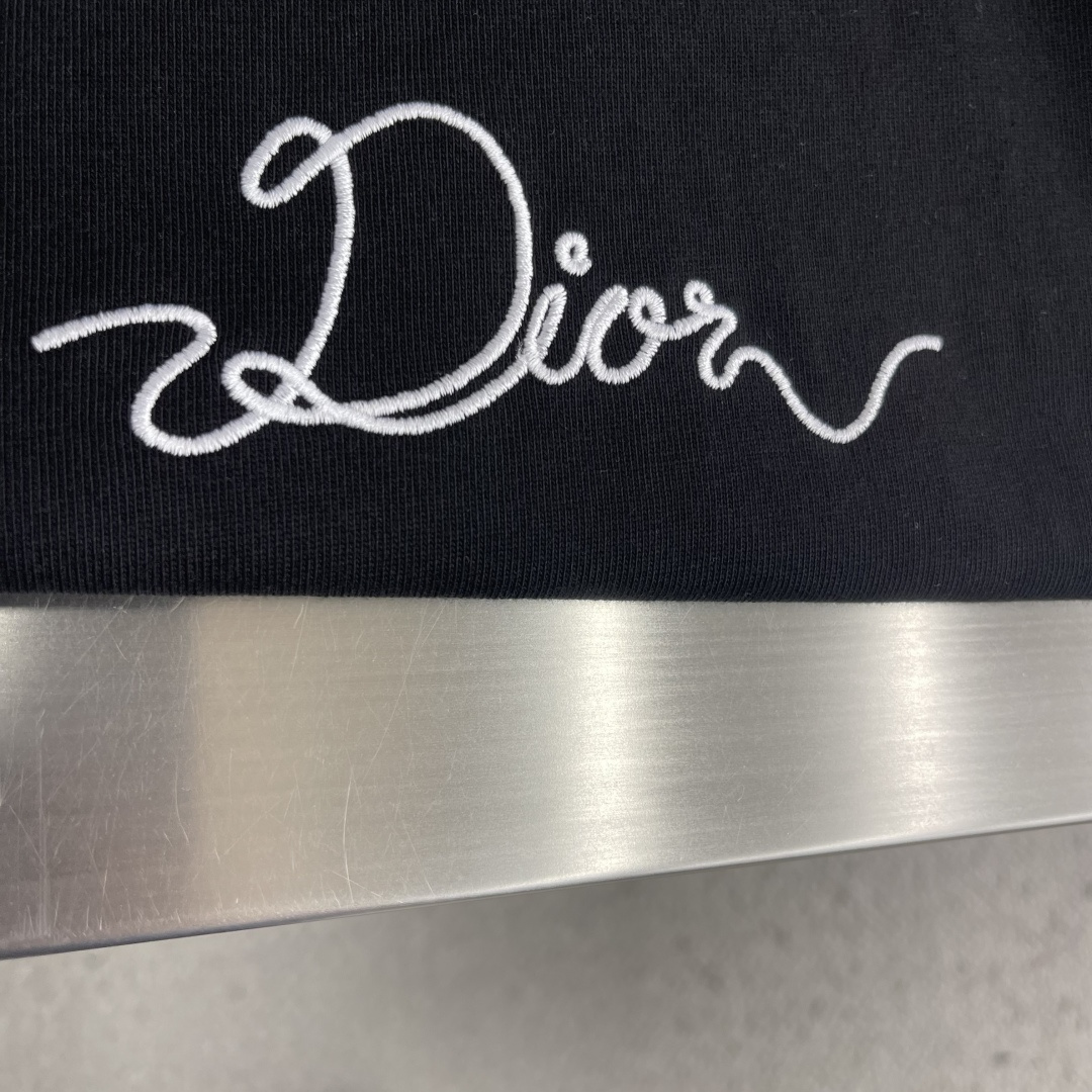 -Dio 2026SS春夏新品，经典刺绣T恤，奢潮必备！甄选400克重磅精梳棉，软糯垂坠🌾、透气亲肤，做