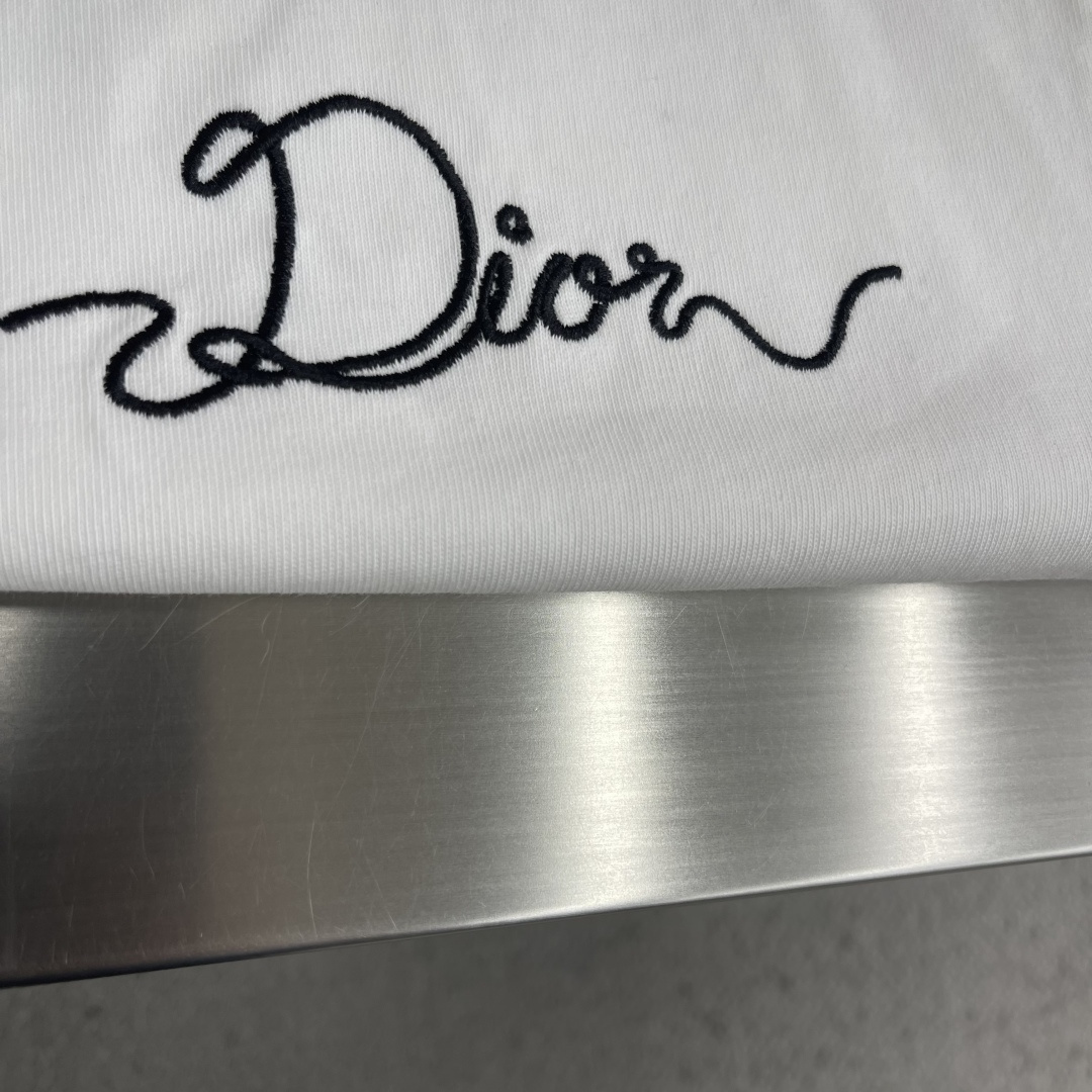 -Dio 2026SS春夏新品，经典刺绣T恤，奢潮必备！甄选400克重磅精梳棉，软糯垂坠🌾、透气亲肤，做