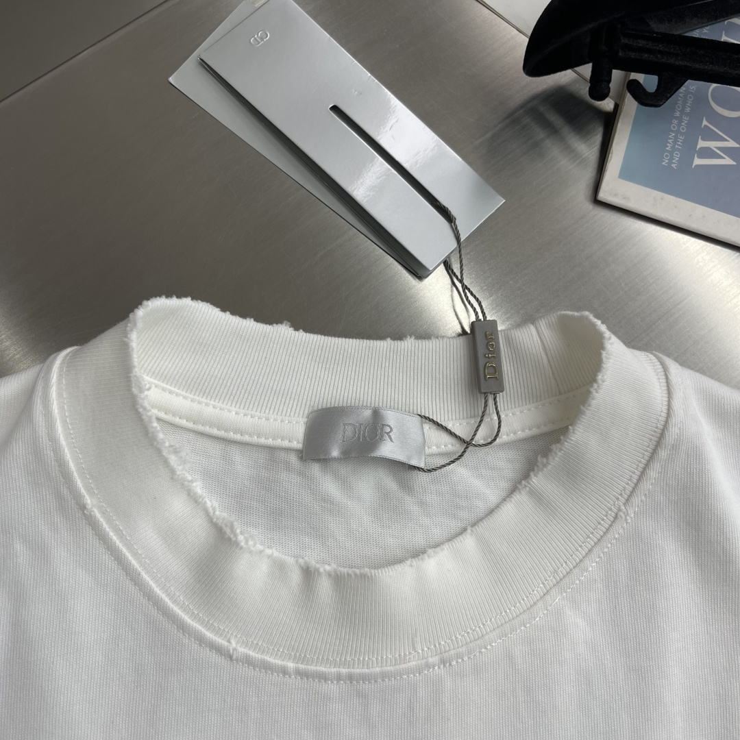 -Dio 2026SS春夏新品，经典刺绣T恤，奢潮必备！甄选400克重磅精梳棉，软糯垂坠🌾、透气亲肤，做