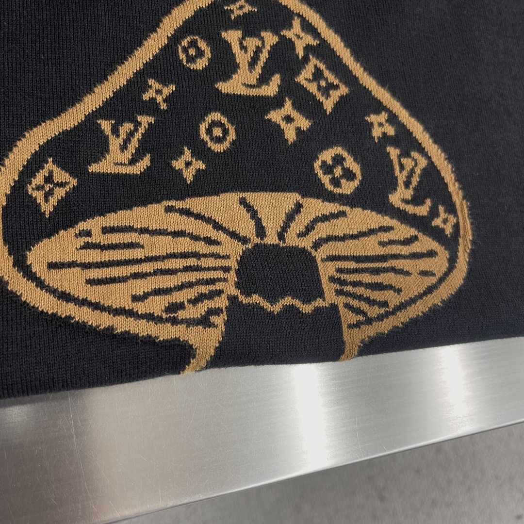 -驴牌 嵌花圆领衫这款利落的 T 恤，采用细腻针织棉料制成，休闲造型搭配趣味图形。其灵感源于本季的英伦乡