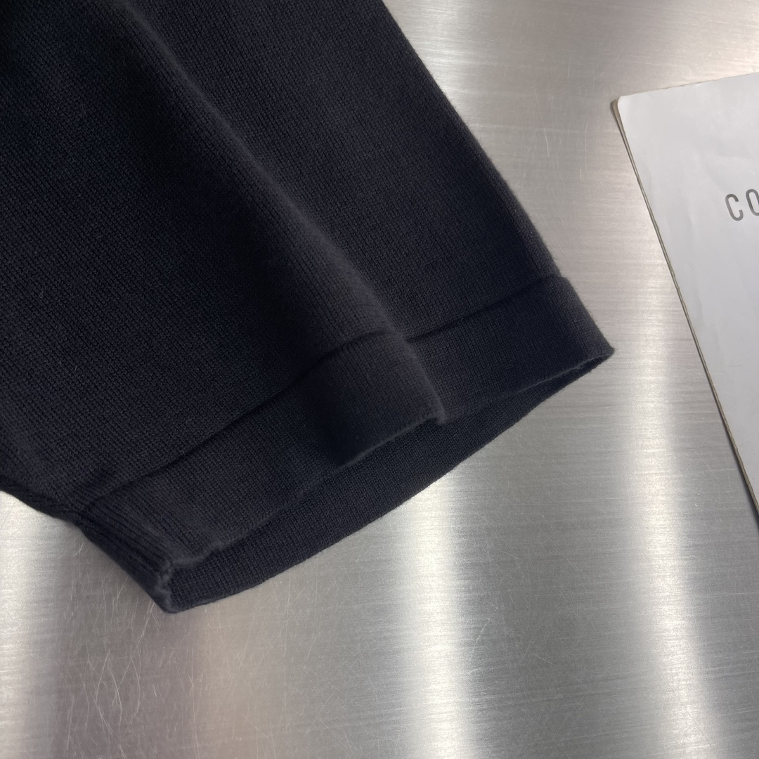 -驴牌 嵌花圆领衫这款利落的 T 恤，采用细腻针织棉料制成，休闲造型搭配趣味图形。其灵感源于本季的英伦乡