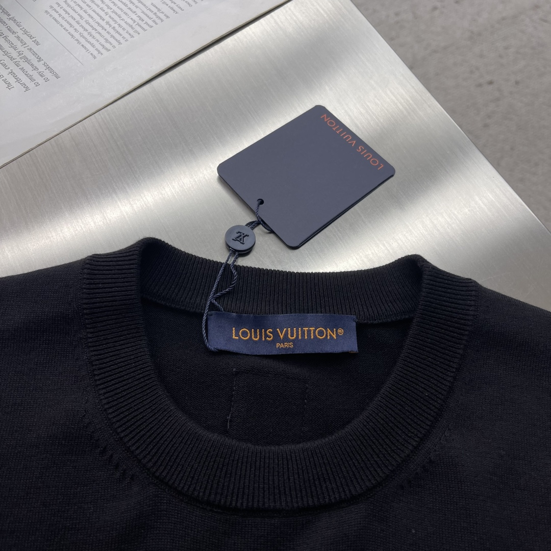 -驴牌 嵌花圆领衫这款利落的 T 恤，采用细腻针织棉料制成，休闲造型搭配趣味图形。其灵感源于本季的英伦乡