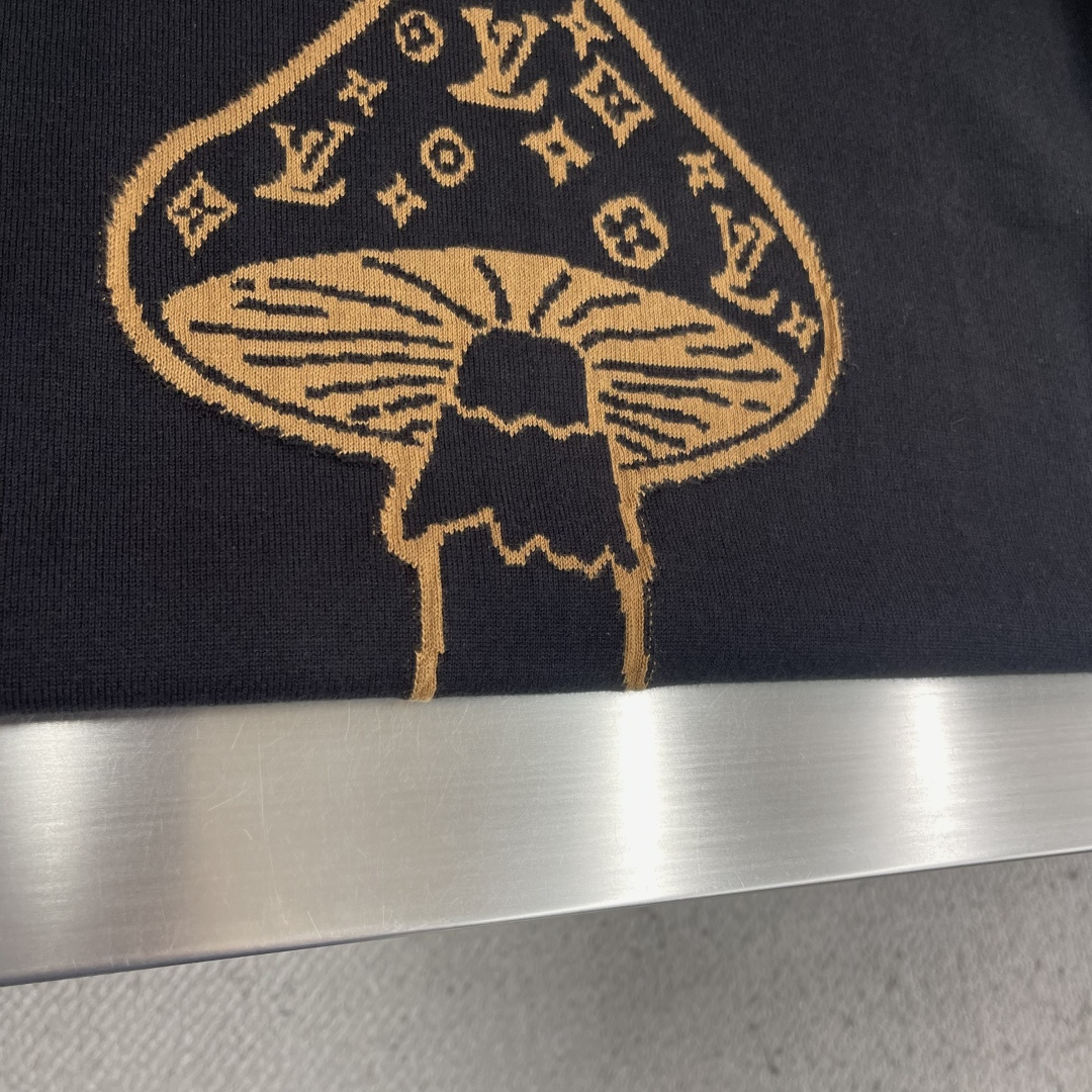 -驴牌 嵌花圆领衫这款利落的 T 恤，采用细腻针织棉料制成，休闲造型搭配趣味图形。其灵感源于本季的英伦乡