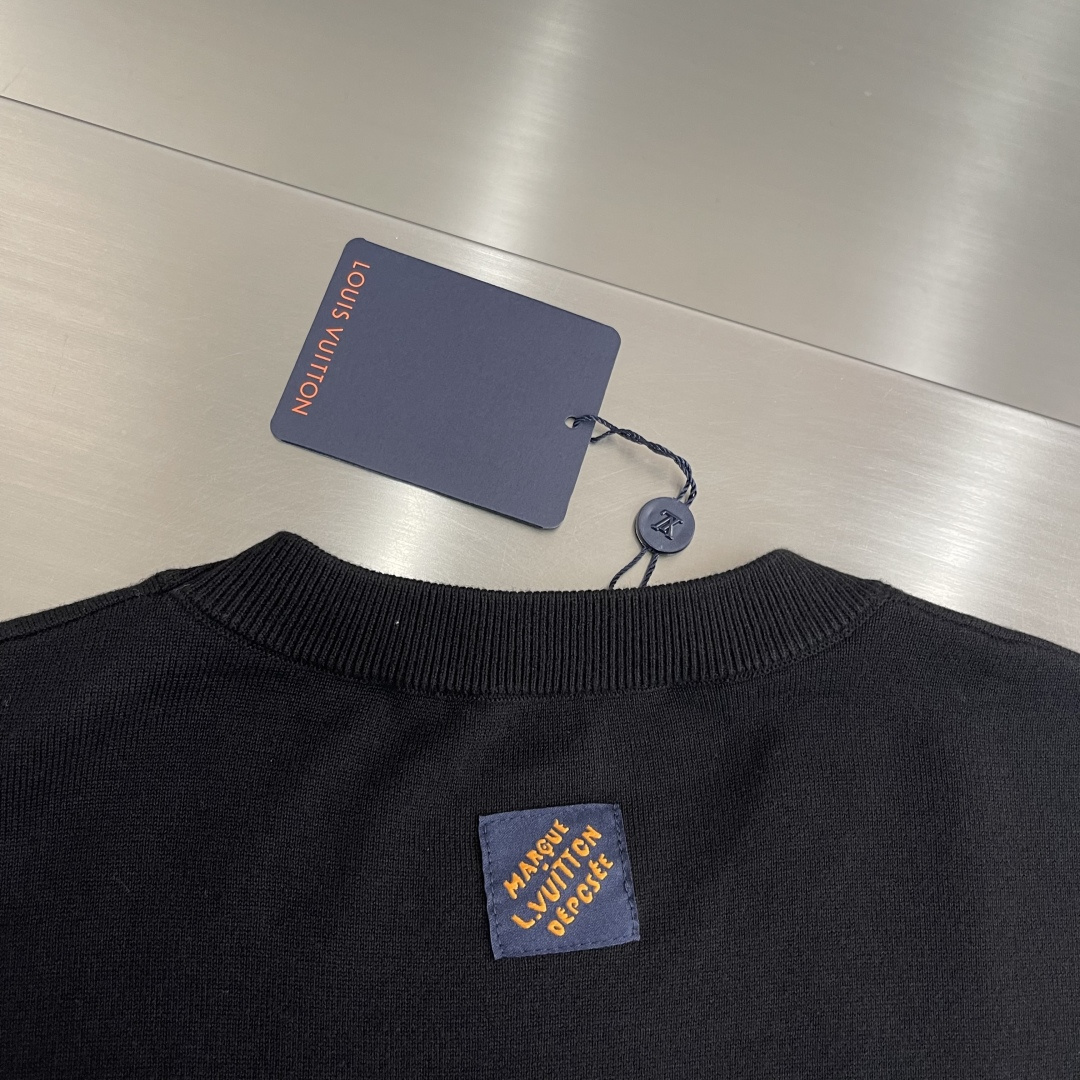 -驴牌 嵌花圆领衫这款利落的 T 恤，采用细腻针织棉料制成，休闲造型搭配趣味图形。其灵感源于本季的英伦乡