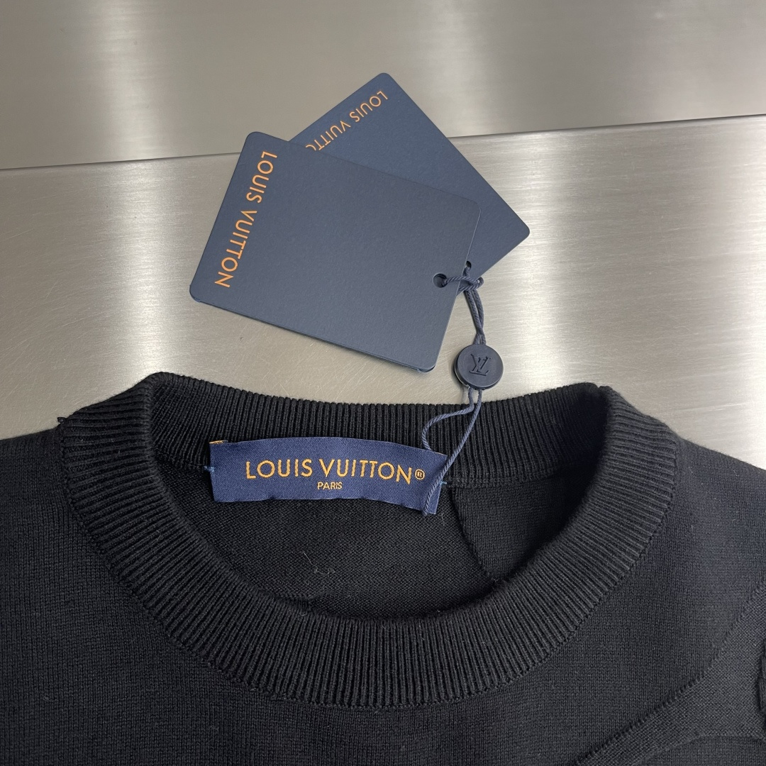 -驴牌 MONOGRAM 棉质短袖圆领衫，本款棉质圆领衫为全幅 Monogram Macro 图案渲染深