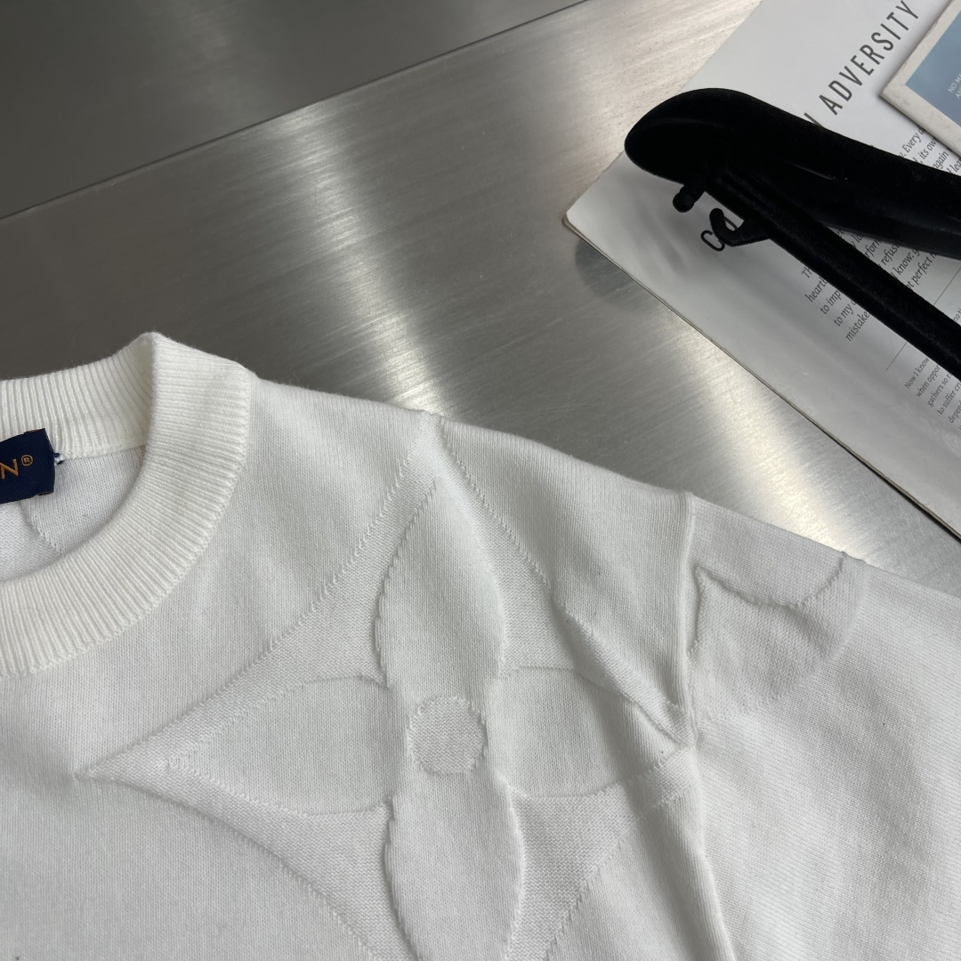 -驴牌 MONOGRAM 棉质短袖圆领衫，本款棉质圆领衫为全幅 Monogram Macro 图案渲染深