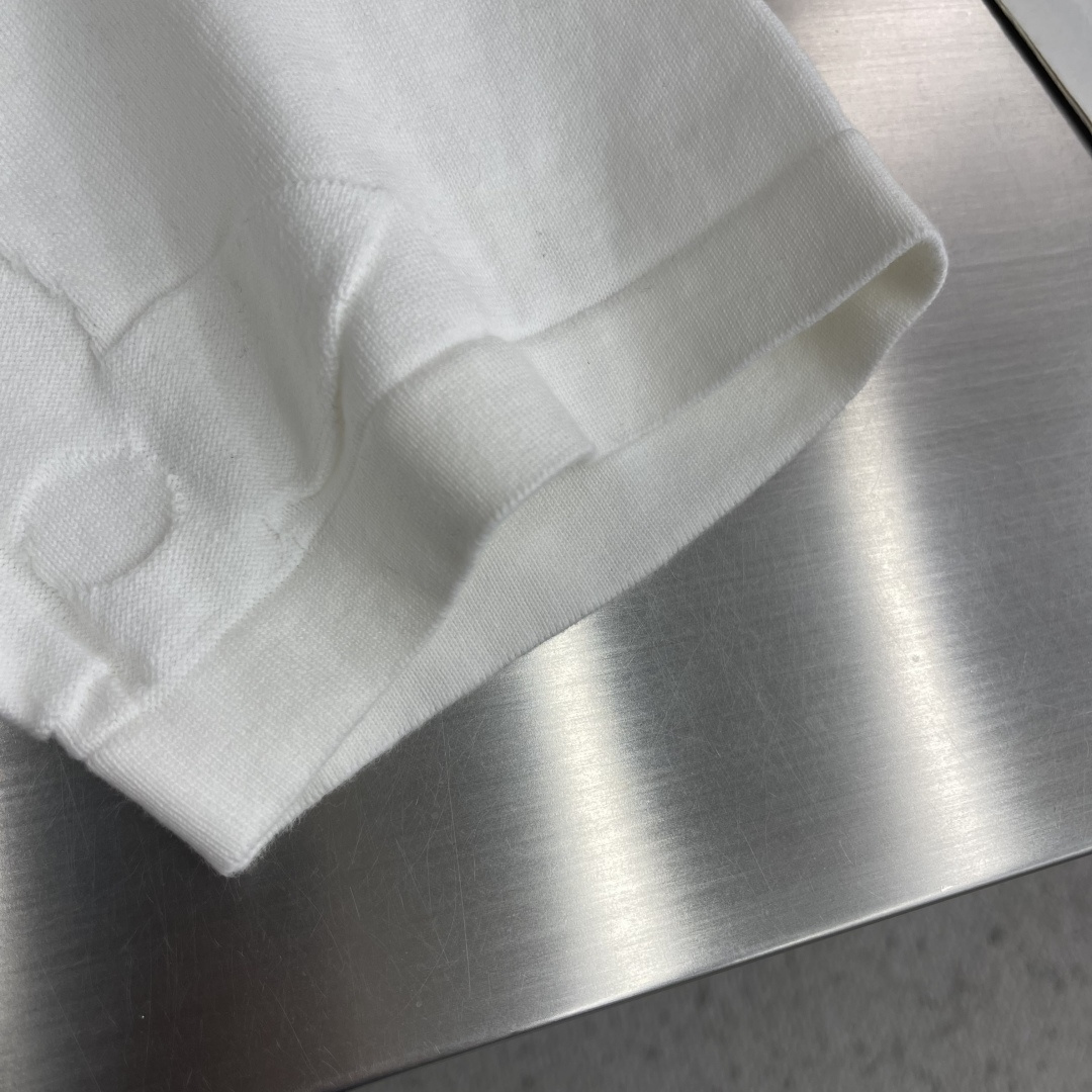 -驴牌 MONOGRAM 棉质短袖圆领衫，本款棉质圆领衫为全幅 Monogram Macro 图案渲染深