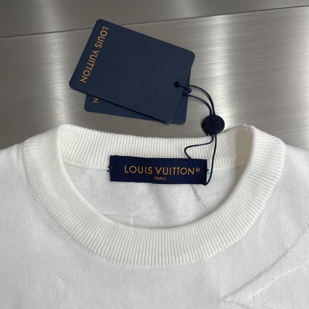 -驴牌 MONOGRAM 棉质短袖圆领衫，本款棉质圆领衫为全幅 Monogram Macro 图案渲染深