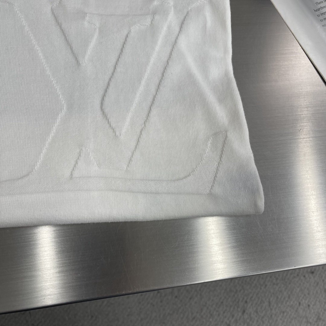 -驴牌 MONOGRAM 棉质短袖圆领衫，本款棉质圆领衫为全幅 Monogram Macro 图案渲染深