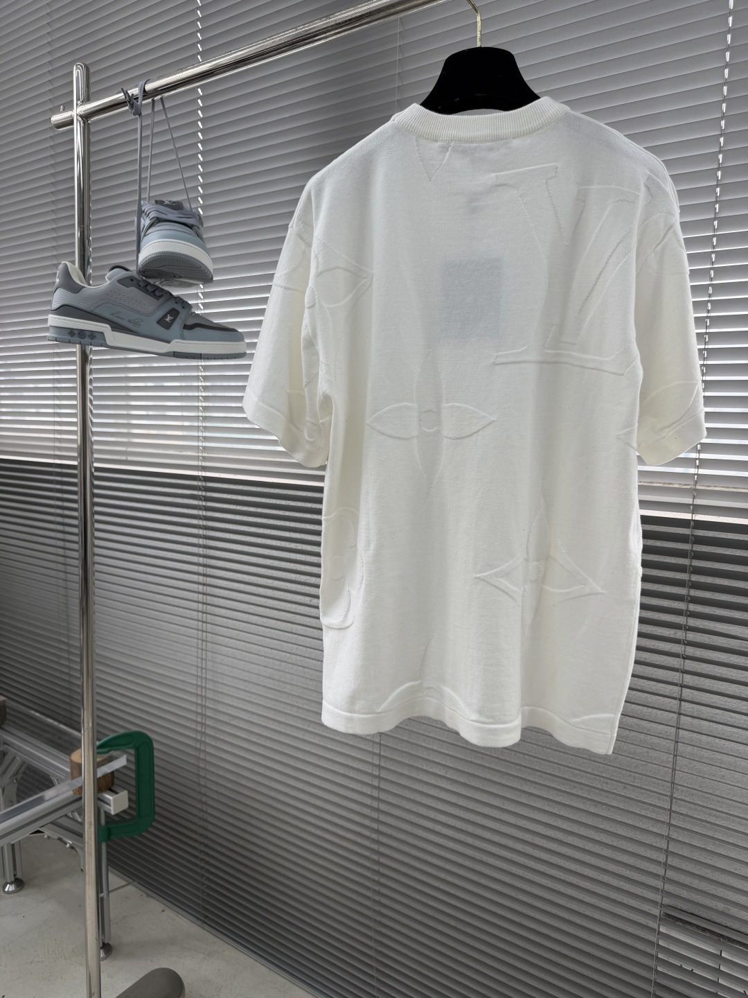 -驴牌 MONOGRAM 棉质短袖圆领衫，本款棉质圆领衫为全幅 Monogram Macro 图案渲染深