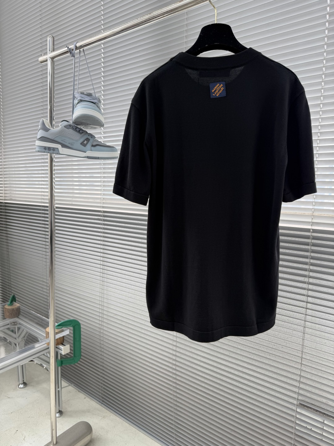 -驴牌 嵌花圆领衫这款利落的 T 恤，采用细腻针织棉料制成，休闲造型搭配趣味图形。其灵感源于本季的英伦乡