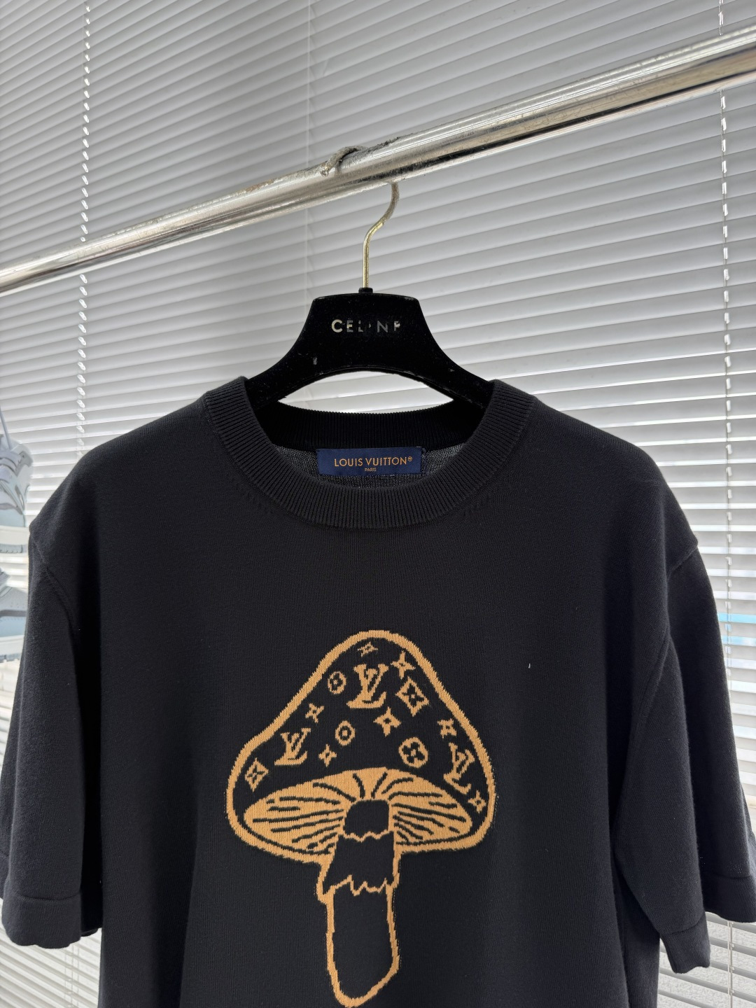 -驴牌 嵌花圆领衫这款利落的 T 恤，采用细腻针织棉料制成，休闲造型搭配趣味图形。其灵感源于本季的英伦乡