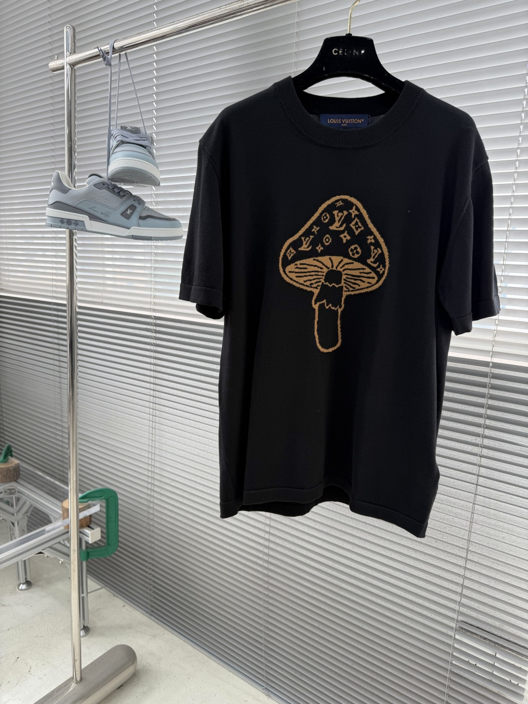 -驴牌 嵌花圆领衫这款利落的 T 恤，采用细腻针织棉料制成，休闲造型搭配趣味图形。其灵感源于本季的英伦乡