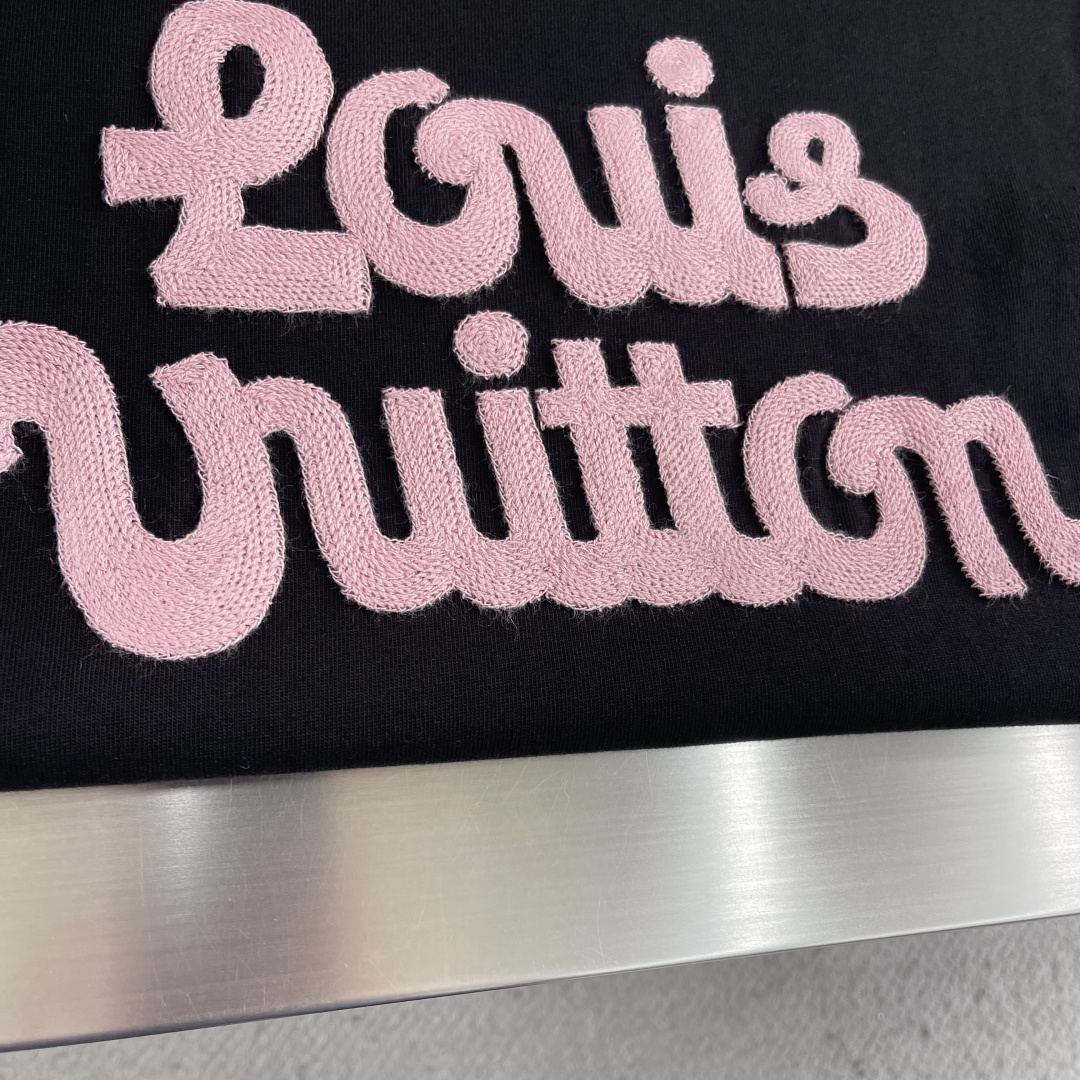 -驴牌 花卉刺绣短袖，春夏甜酷轻奢必入！高支精梳棉面料，软糯亲肤透气，挺括抗皱不变形，上身轻盈舒适。左胸