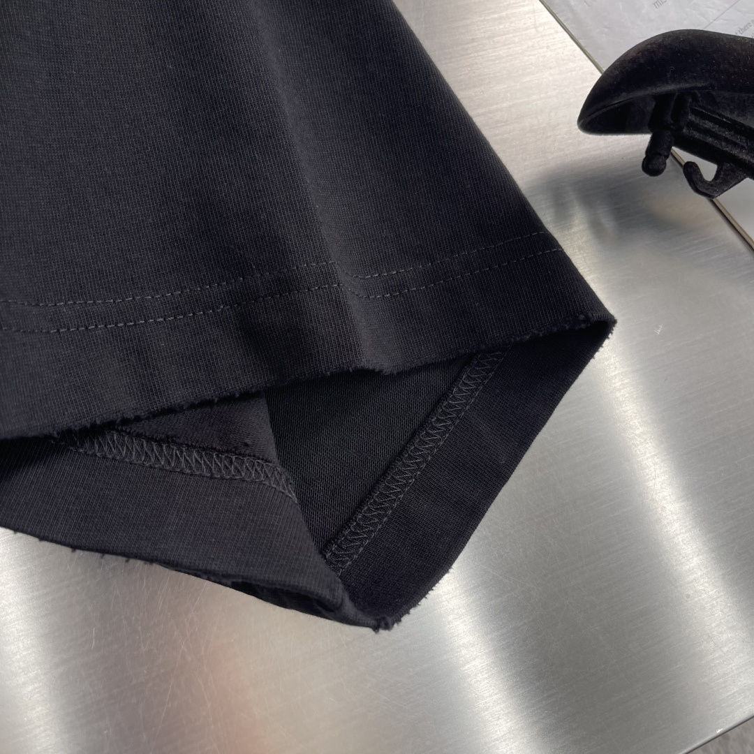 -驴牌 花卉刺绣短袖，春夏甜酷轻奢必入！高支精梳棉面料，软糯亲肤透气，挺括抗皱不变形，上身轻盈舒适。左胸