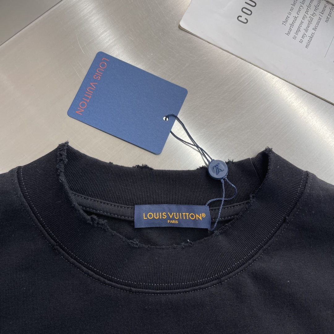 -驴牌 花卉刺绣短袖，春夏甜酷轻奢必入！高支精梳棉面料，软糯亲肤透气，挺括抗皱不变形，上身轻盈舒适。左胸