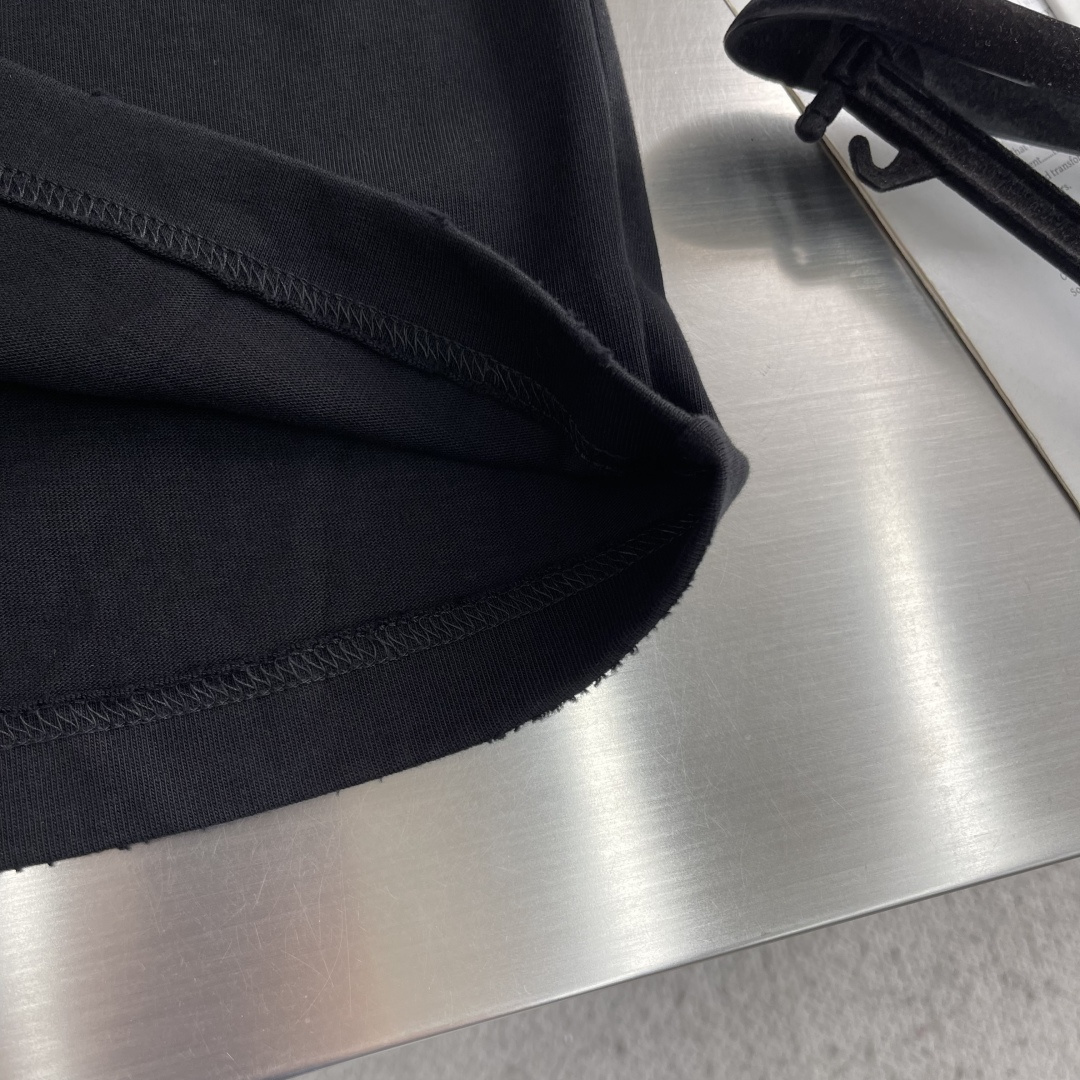 -驴牌 花卉刺绣短袖，春夏甜酷轻奢必入！高支精梳棉面料，软糯亲肤透气，挺括抗皱不变形，上身轻盈舒适。左胸