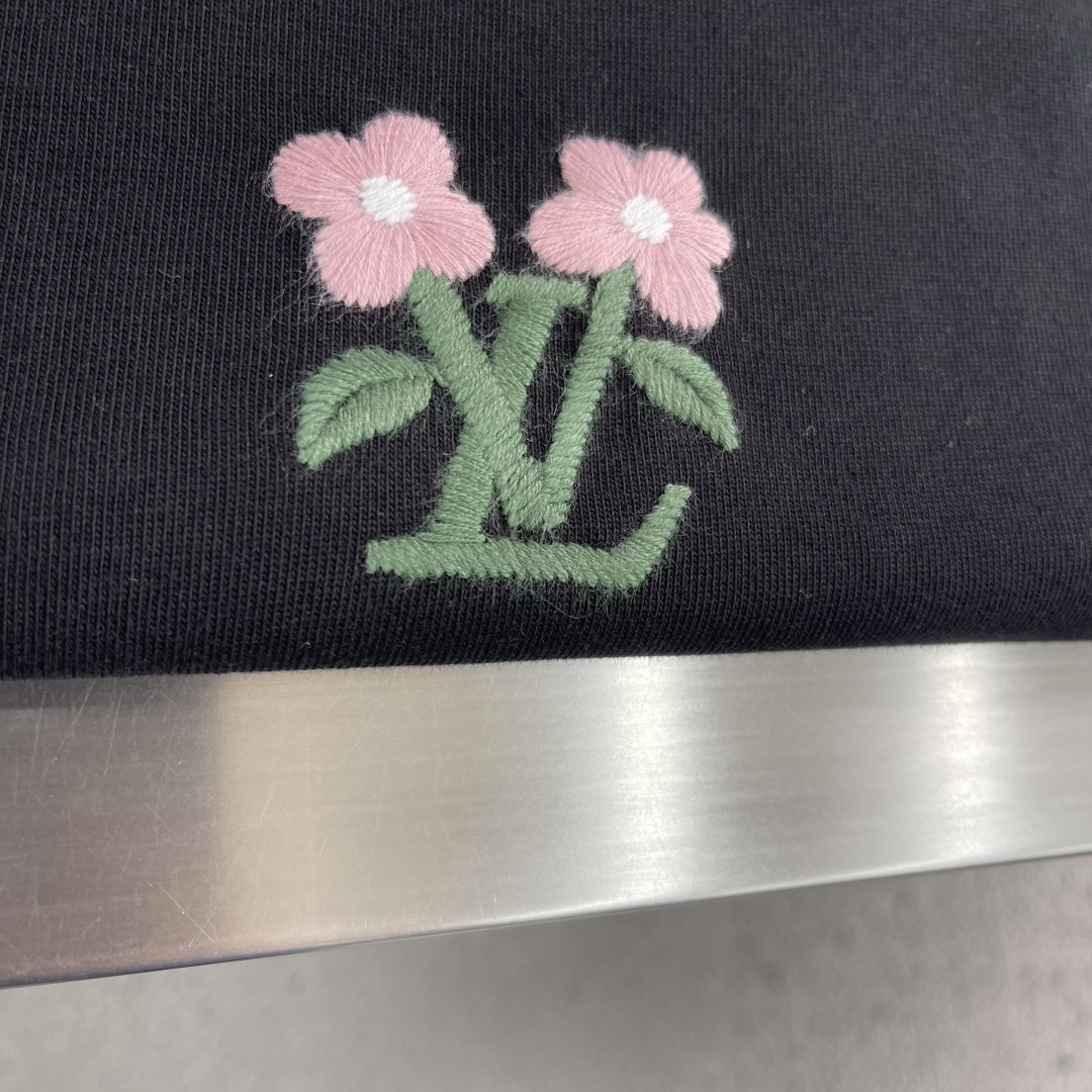 -驴牌 花卉刺绣短袖，春夏甜酷轻奢必入！高支精梳棉面料，软糯亲肤透气，挺括抗皱不变形，上身轻盈舒适。左胸